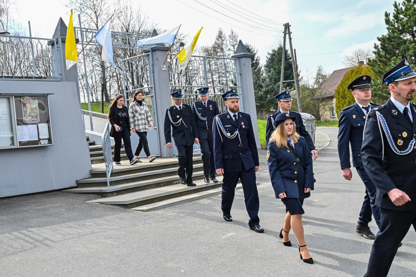 Zdjęcie w galerii na portalu naszraciborz.pl: Nowy mercedes dla OSP Owsiszcze. Uroczyste przekazanie kluczyków do nowego wozu wiadomości z regionu