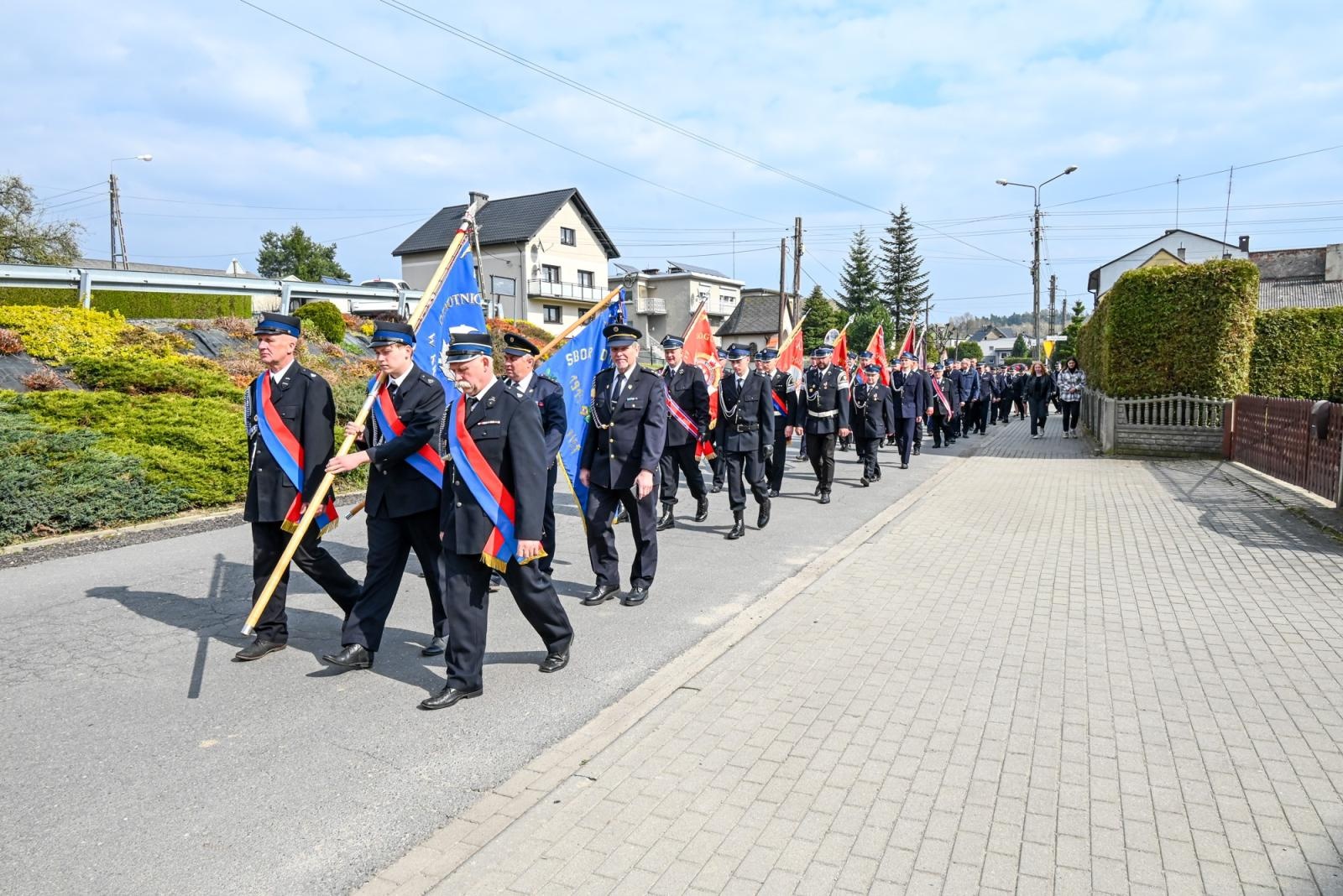 Zdjęcie w galerii na portalu naszraciborz.pl: Nowy mercedes dla OSP Owsiszcze. Uroczyste przekazanie kluczyków do nowego wozu wiadomości z regionu