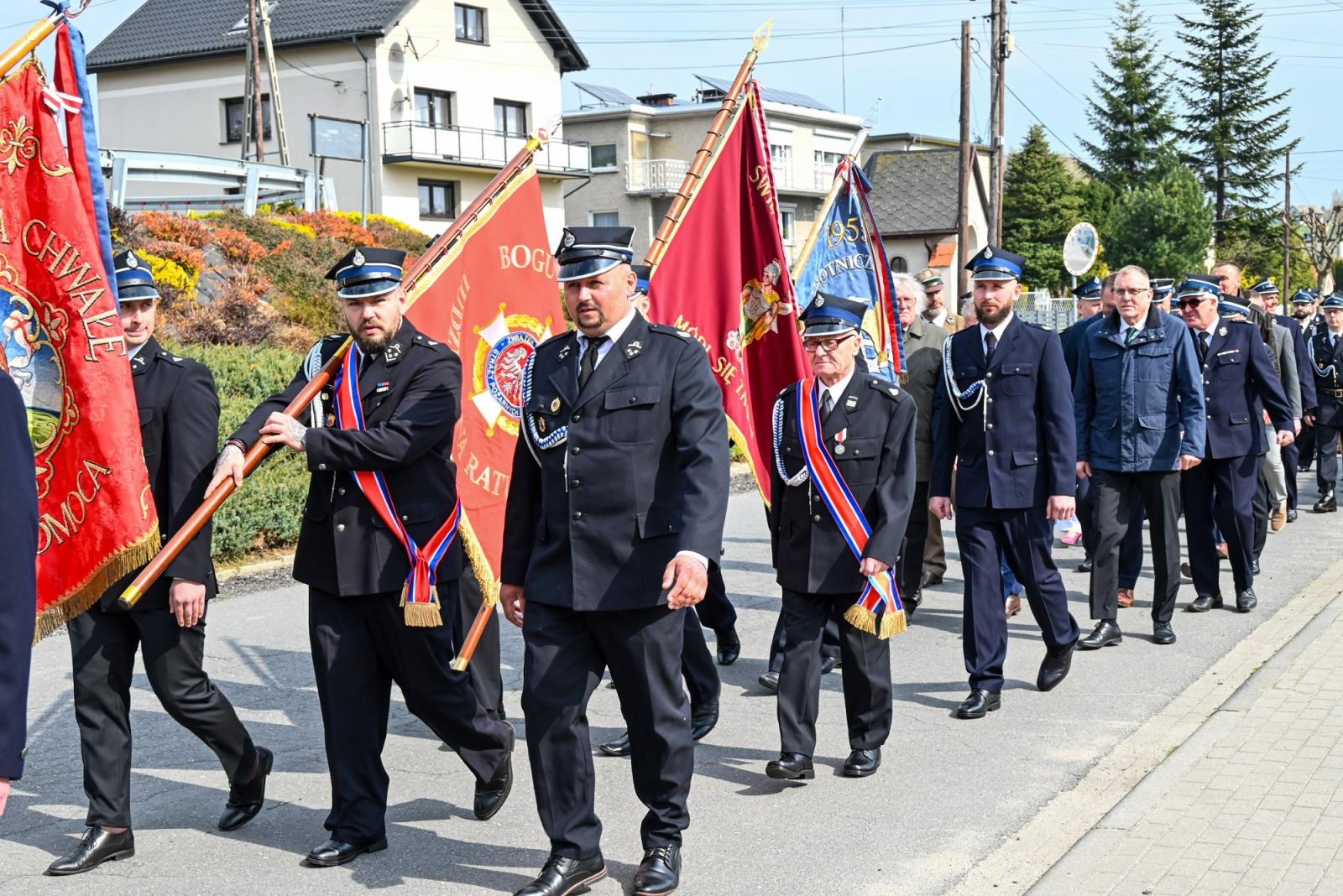 Zdjęcie w galerii na portalu naszraciborz.pl: Nowy mercedes dla OSP Owsiszcze. Uroczyste przekazanie kluczyków do nowego wozu wiadomości z regionu