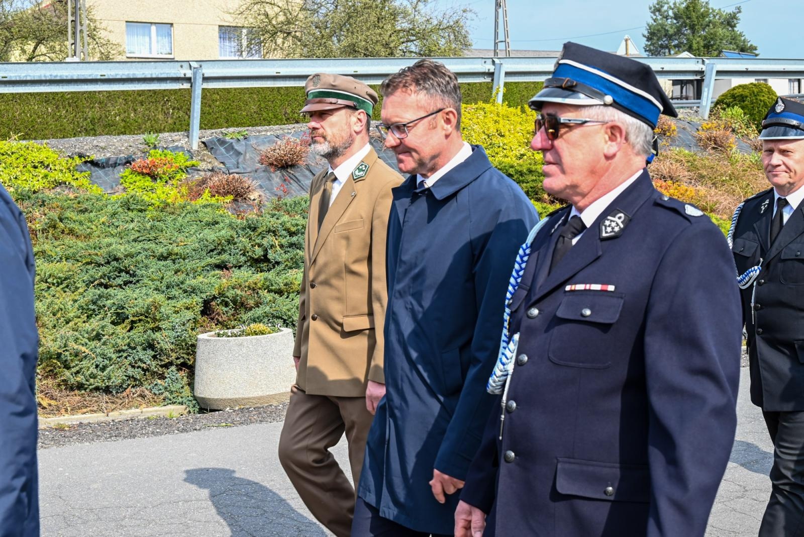 Zdjęcie w galerii na portalu naszraciborz.pl: Nowy mercedes dla OSP Owsiszcze. Uroczyste przekazanie kluczyków do nowego wozu wiadomości z regionu