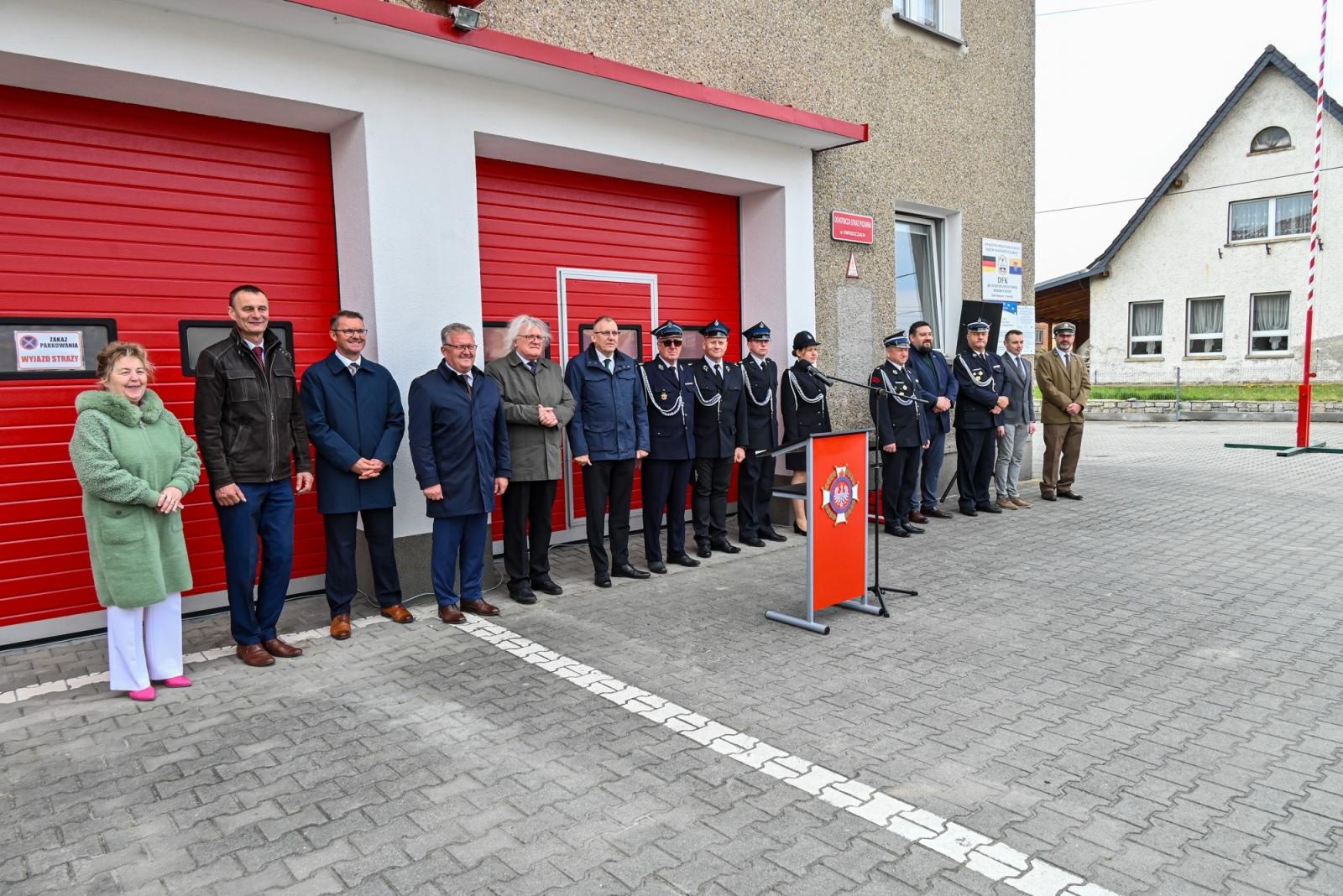 Zdjęcie w galerii na portalu naszraciborz.pl: Nowy mercedes dla OSP Owsiszcze. Uroczyste przekazanie kluczyków do nowego wozu wiadomości z regionu