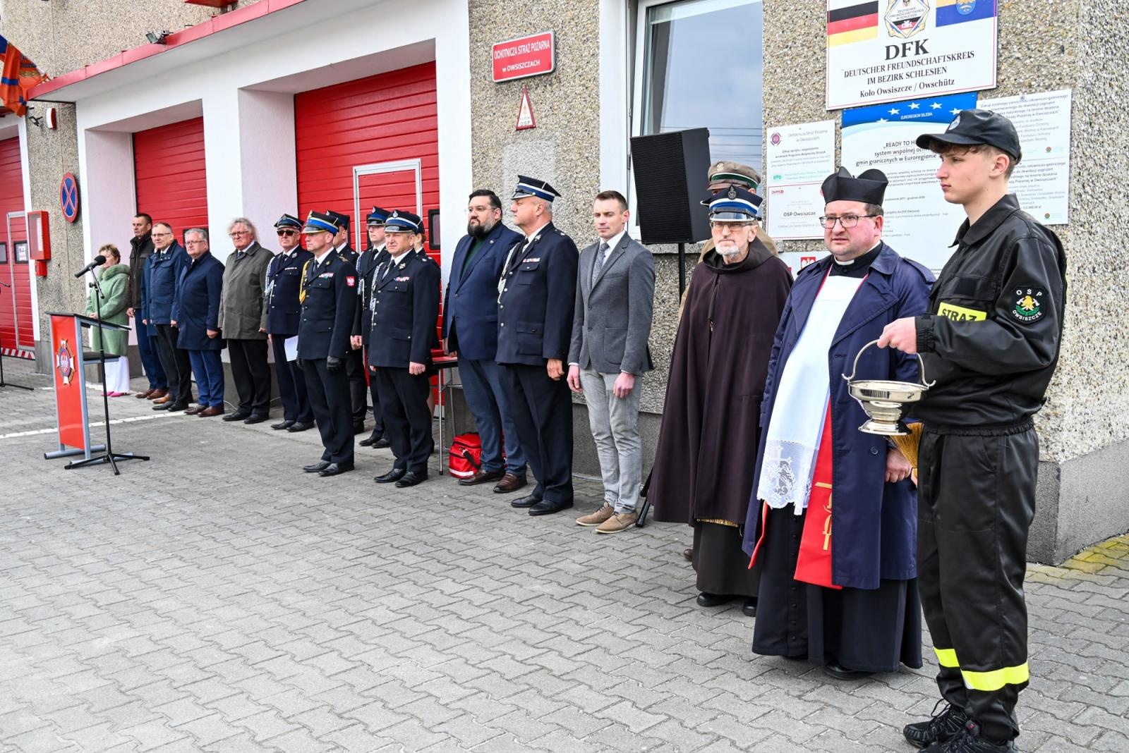 Zdjęcie w galerii na portalu naszraciborz.pl: Nowy mercedes dla OSP Owsiszcze. Uroczyste przekazanie kluczyków do nowego wozu wiadomości z regionu
