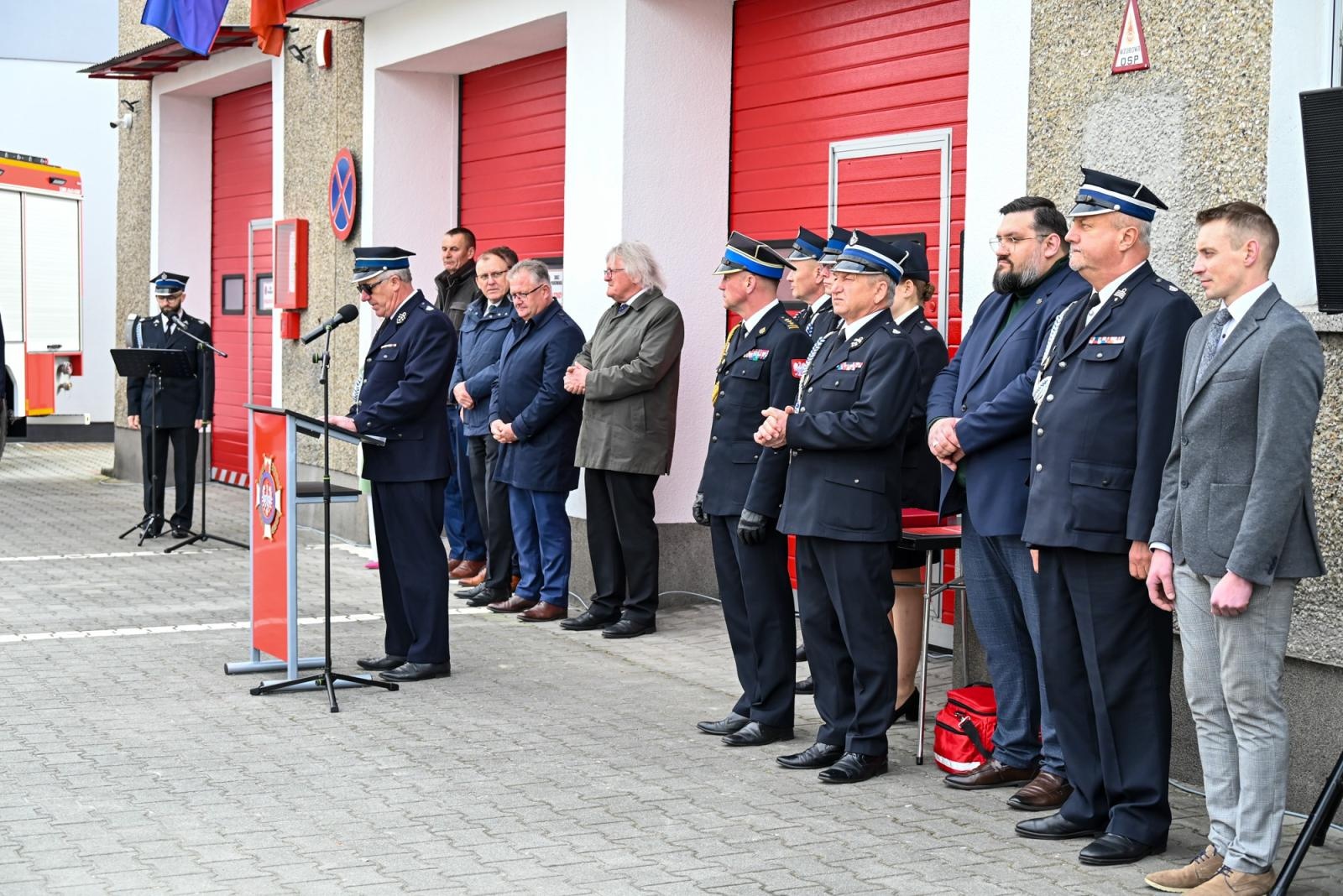 Zdjęcie w galerii na portalu naszraciborz.pl: Nowy mercedes dla OSP Owsiszcze. Uroczyste przekazanie kluczyków do nowego wozu wiadomości z regionu