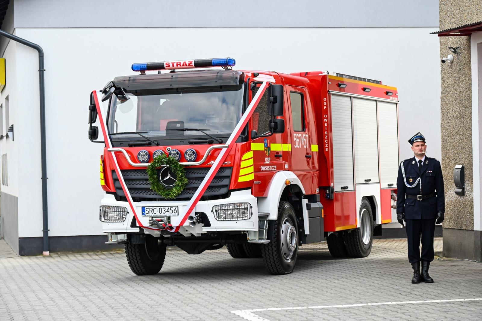 Zdjęcie w galerii na portalu naszraciborz.pl: Nowy mercedes dla OSP Owsiszcze. Uroczyste przekazanie kluczyków do nowego wozu wiadomości z regionu