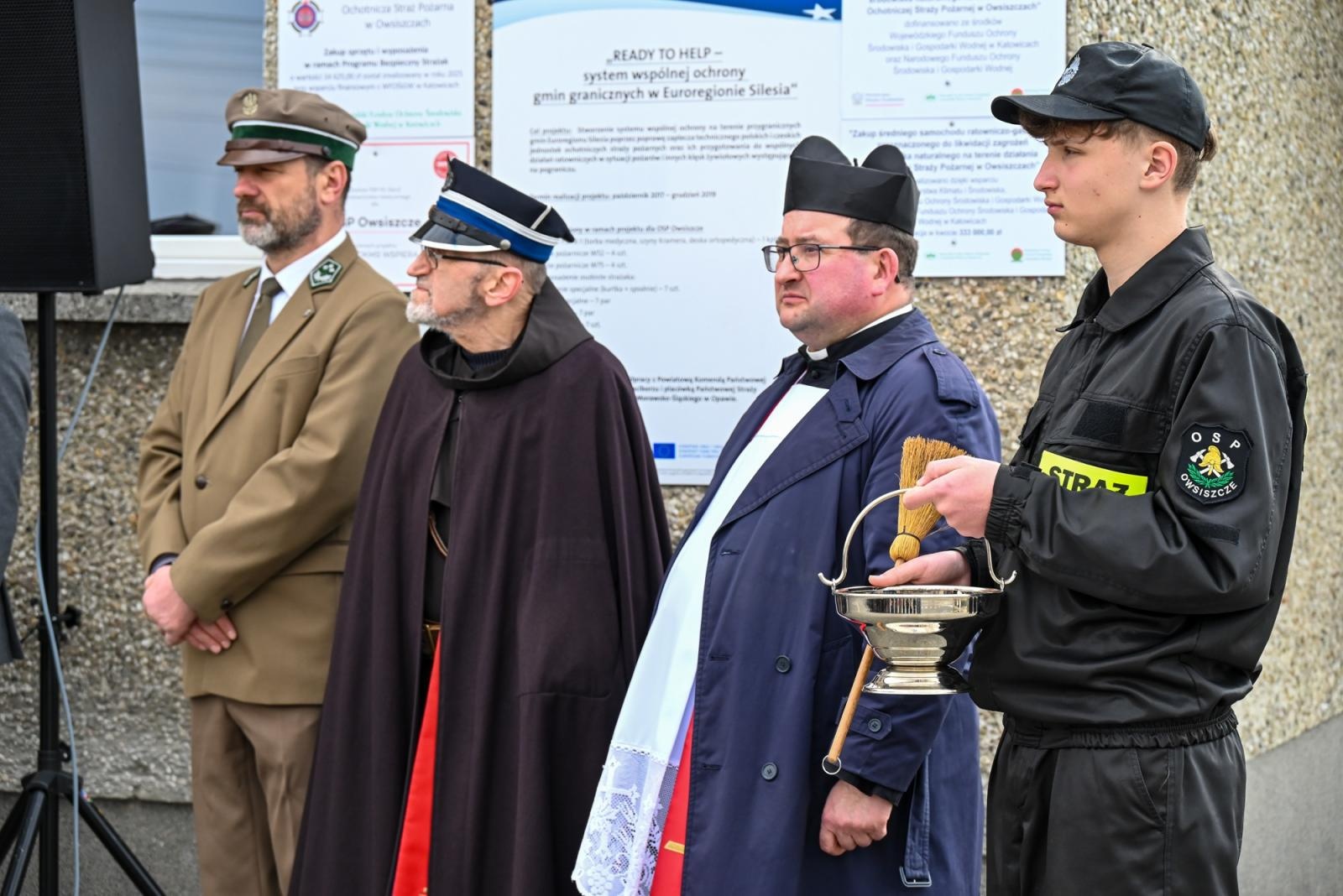 Zdjęcie w galerii na portalu naszraciborz.pl: Nowy mercedes dla OSP Owsiszcze. Uroczyste przekazanie kluczyków do nowego wozu wiadomości z regionu