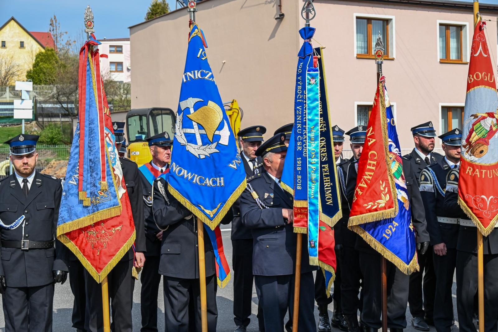 Zdjęcie w galerii na portalu naszraciborz.pl: Nowy mercedes dla OSP Owsiszcze. Uroczyste przekazanie kluczyków do nowego wozu wiadomości z regionu
