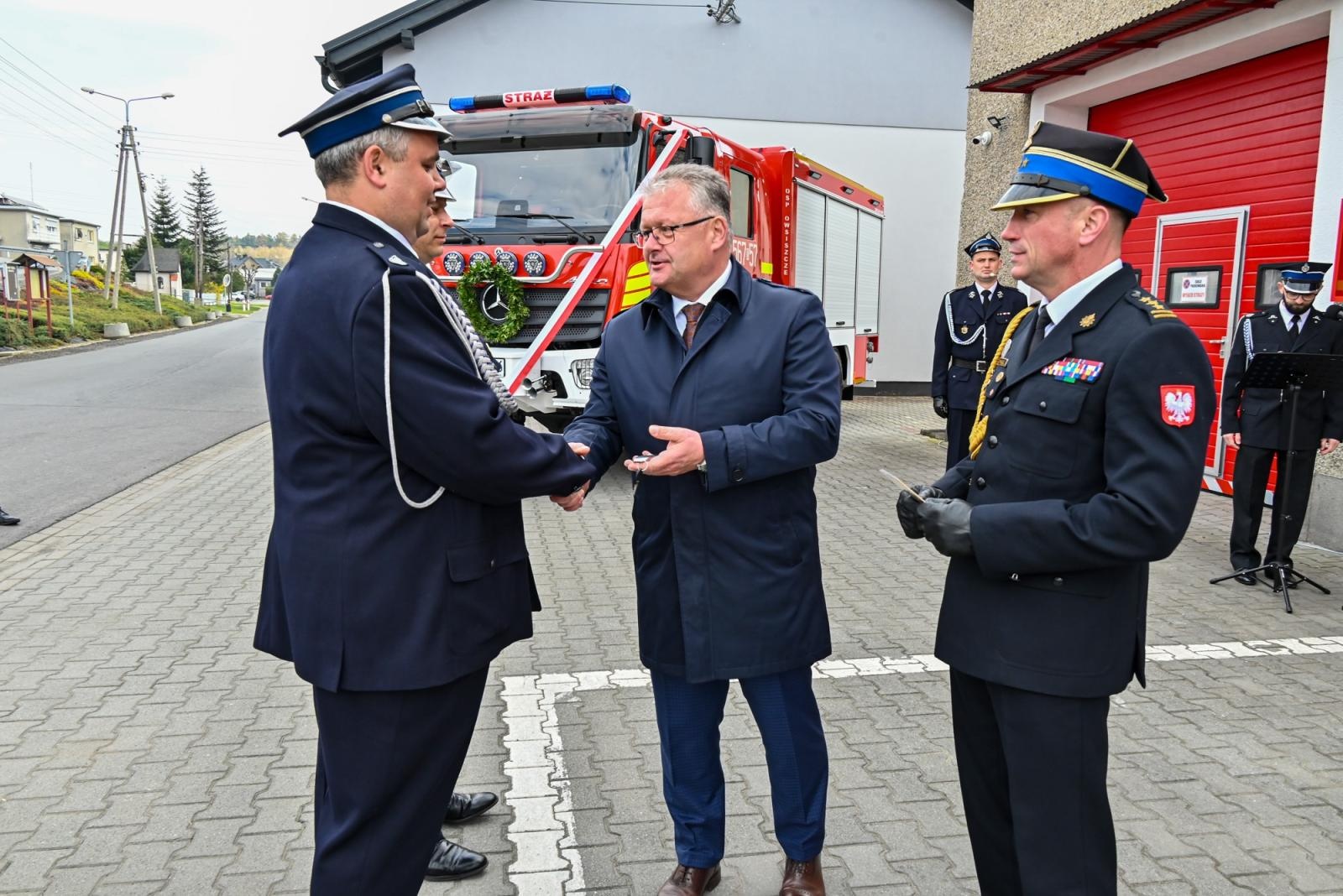Zdjęcie w galerii na portalu naszraciborz.pl: Nowy mercedes dla OSP Owsiszcze. Uroczyste przekazanie kluczyków do nowego wozu wiadomości z regionu