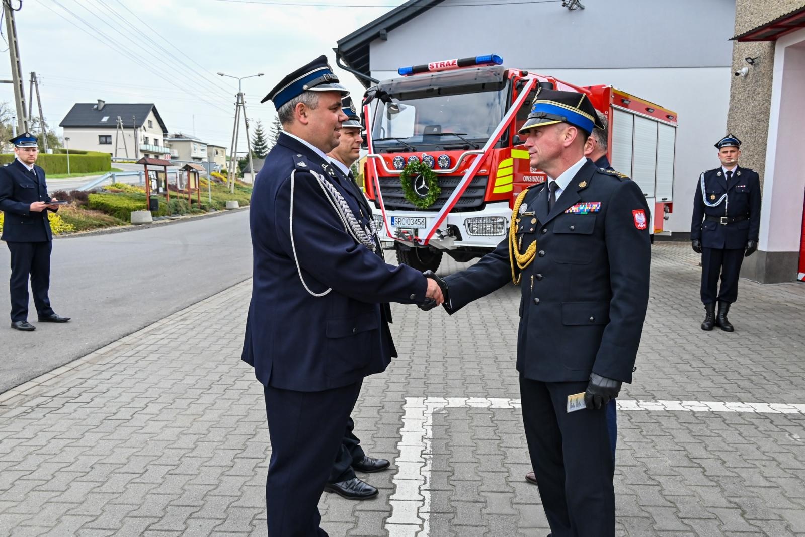 Zdjęcie w galerii na portalu naszraciborz.pl: Nowy mercedes dla OSP Owsiszcze. Uroczyste przekazanie kluczyków do nowego wozu wiadomości z regionu