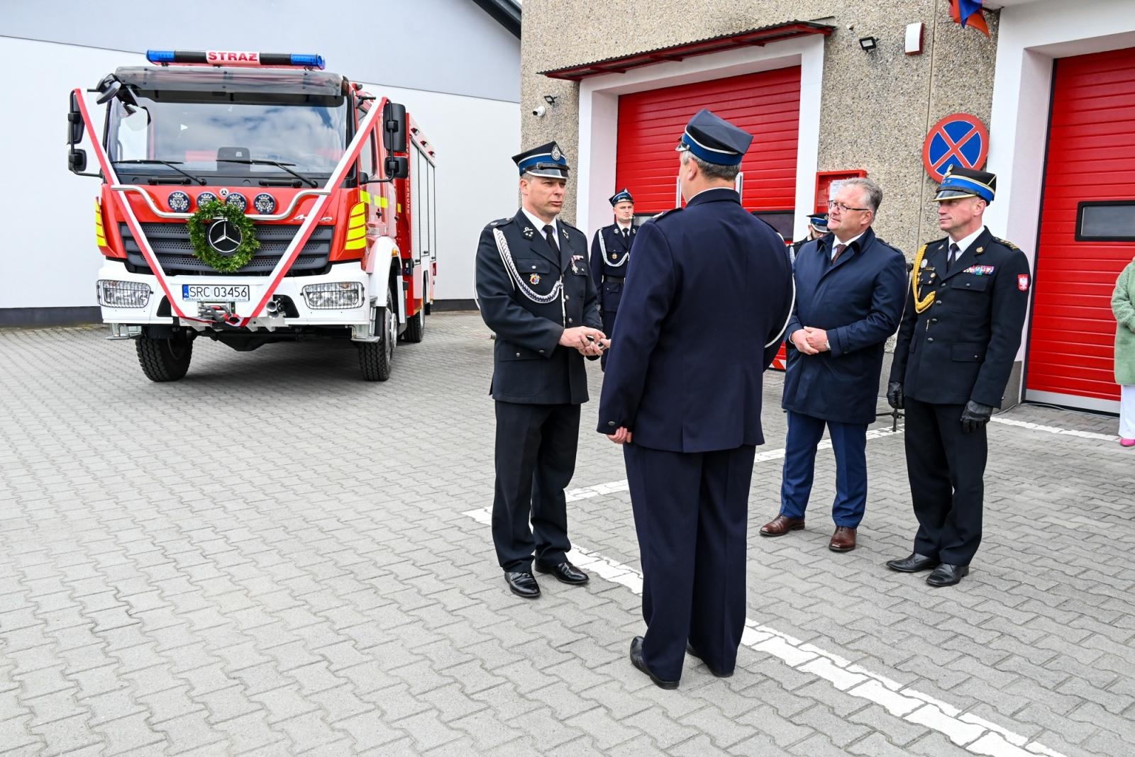 Zdjęcie w galerii na portalu naszraciborz.pl: Nowy mercedes dla OSP Owsiszcze. Uroczyste przekazanie kluczyków do nowego wozu wiadomości z regionu