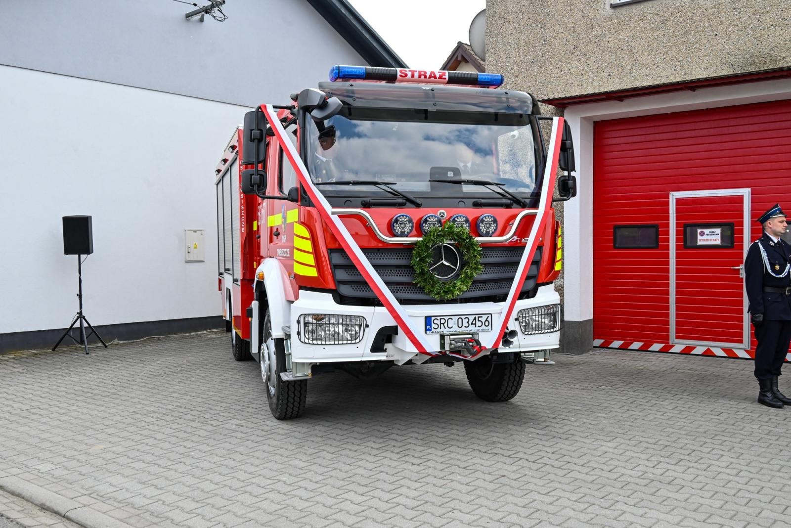 Zdjęcie w galerii na portalu naszraciborz.pl: Nowy mercedes dla OSP Owsiszcze. Uroczyste przekazanie kluczyków do nowego wozu wiadomości z regionu
