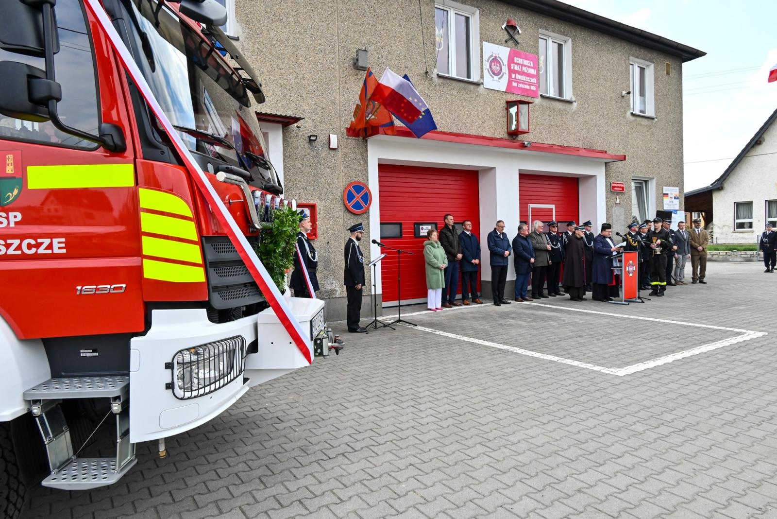 Zdjęcie w galerii na portalu naszraciborz.pl: Nowy mercedes dla OSP Owsiszcze. Uroczyste przekazanie kluczyków do nowego wozu wiadomości z regionu