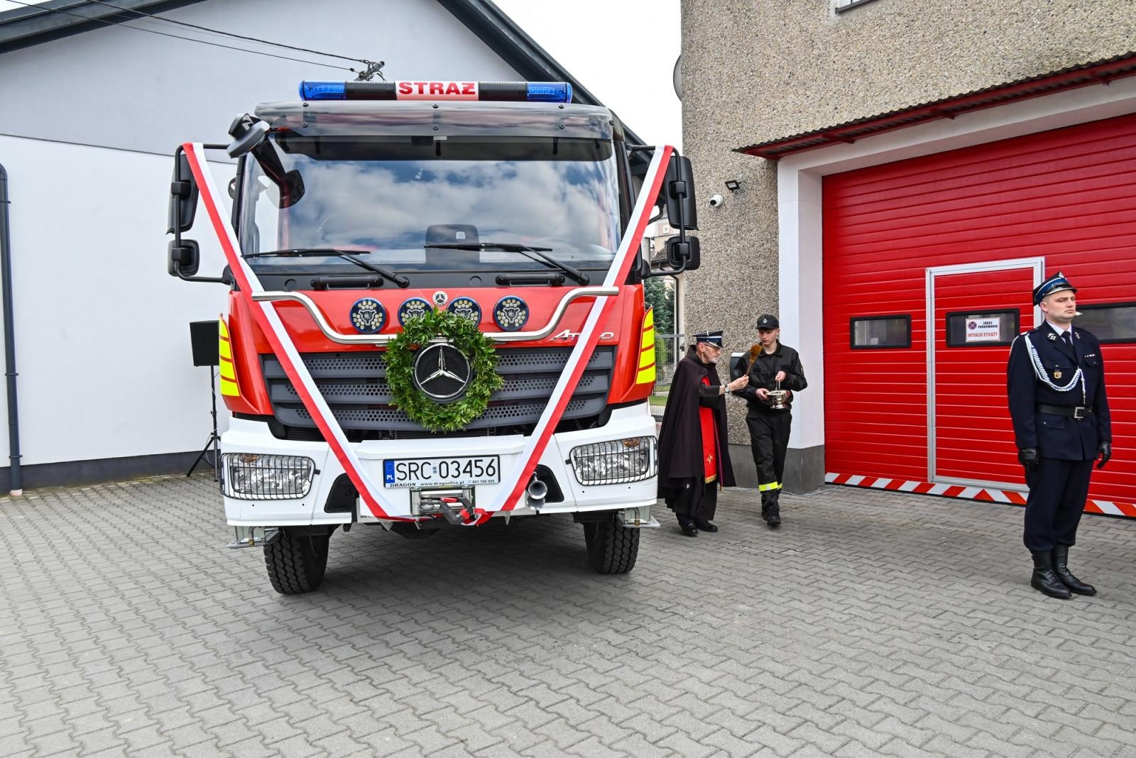 Zdjęcie w galerii na portalu naszraciborz.pl: Nowy mercedes dla OSP Owsiszcze. Uroczyste przekazanie kluczyków do nowego wozu wiadomości z regionu