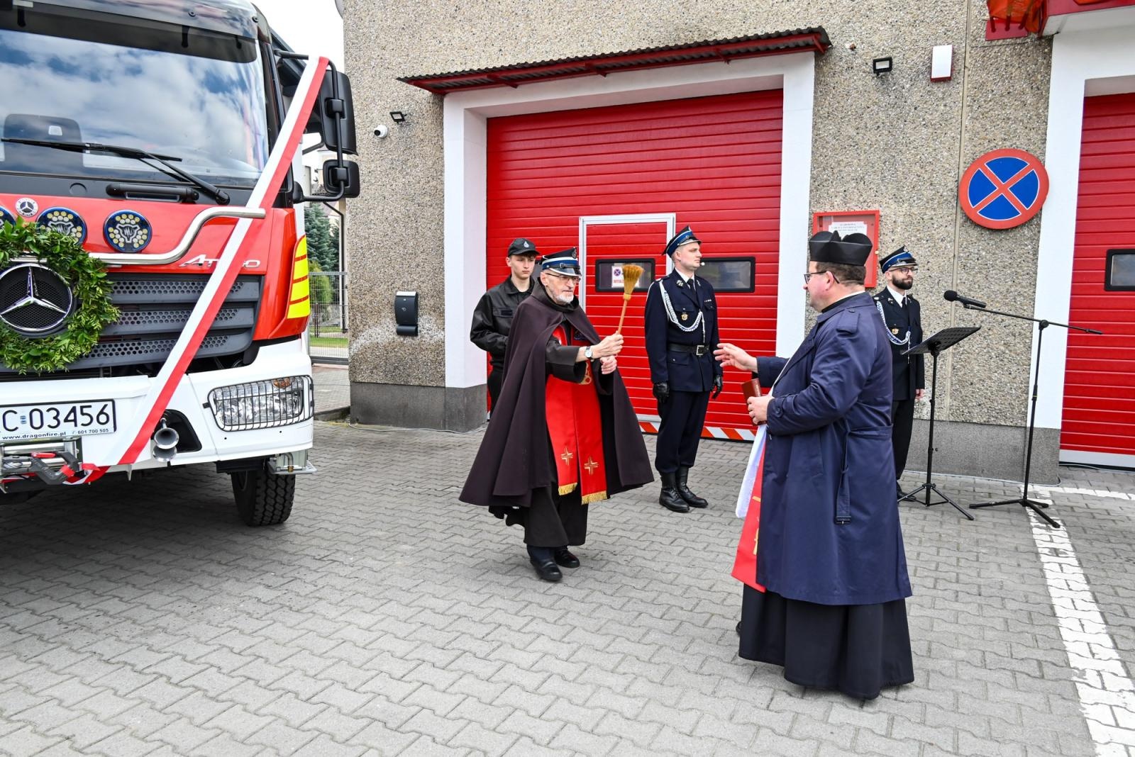 Zdjęcie w galerii na portalu naszraciborz.pl: Nowy mercedes dla OSP Owsiszcze. Uroczyste przekazanie kluczyków do nowego wozu wiadomości z regionu