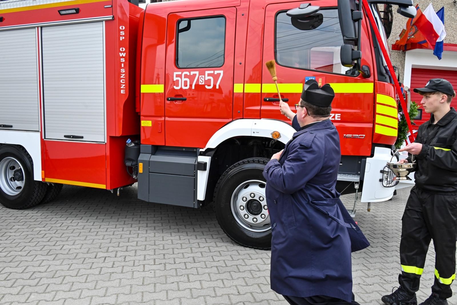 Zdjęcie w galerii na portalu naszraciborz.pl: Nowy mercedes dla OSP Owsiszcze. Uroczyste przekazanie kluczyków do nowego wozu wiadomości z regionu