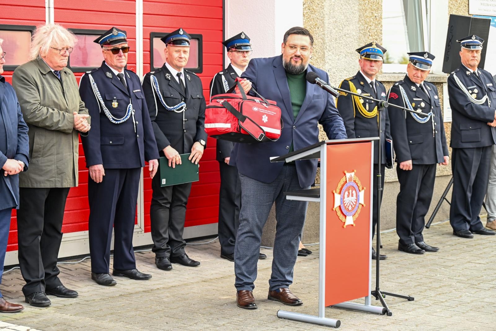 Zdjęcie w galerii na portalu naszraciborz.pl: Nowy mercedes dla OSP Owsiszcze. Uroczyste przekazanie kluczyków do nowego wozu wiadomości z regionu