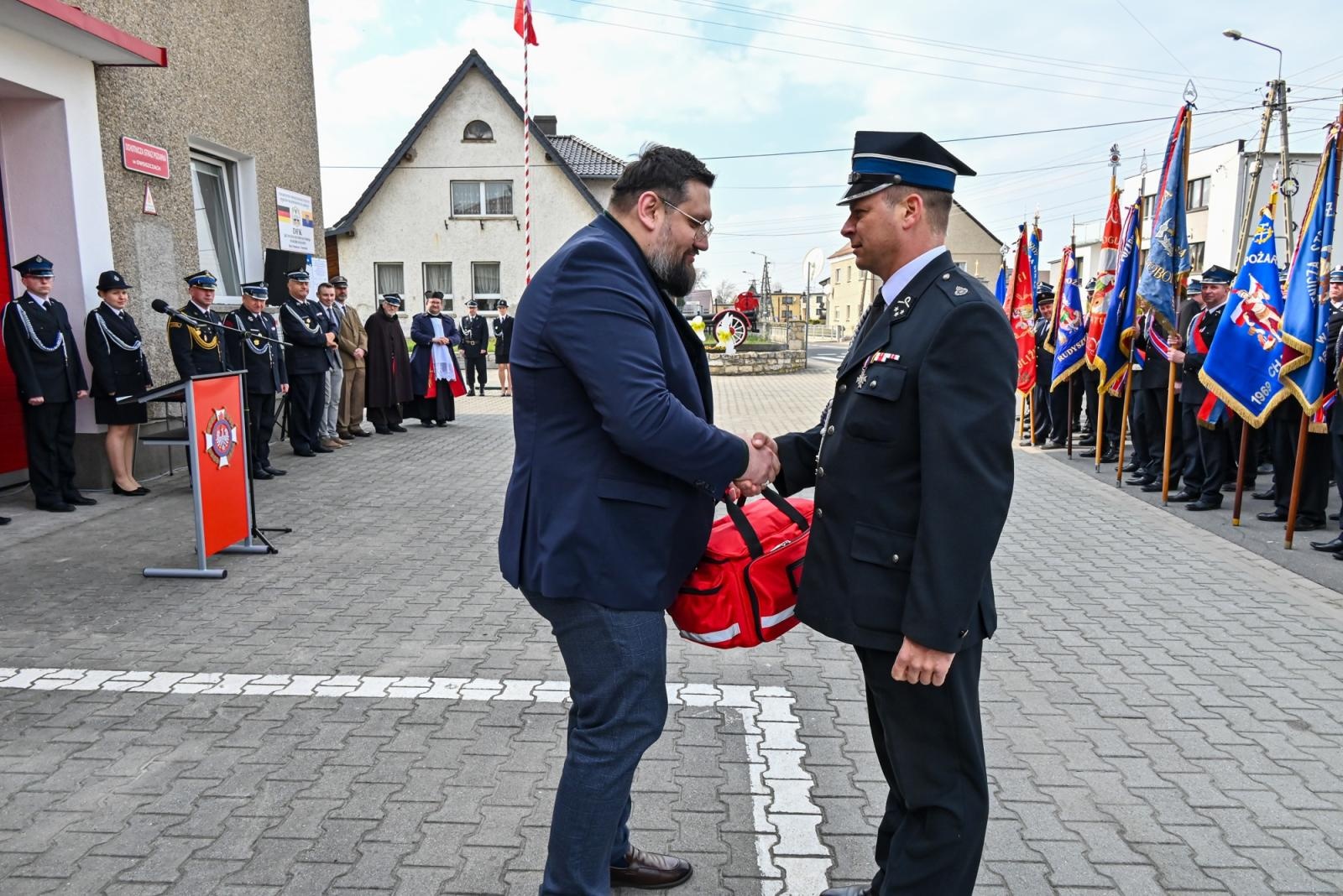 Zdjęcie w galerii na portalu naszraciborz.pl: Nowy mercedes dla OSP Owsiszcze. Uroczyste przekazanie kluczyków do nowego wozu wiadomości z regionu