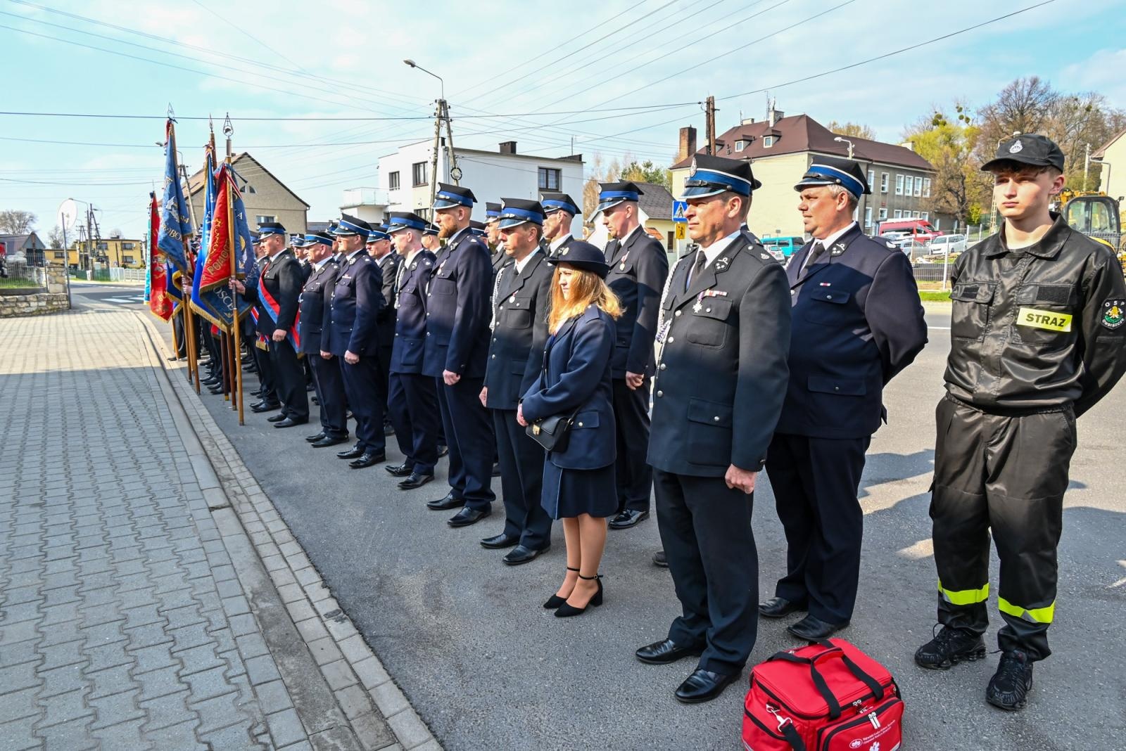Zdjęcie w galerii na portalu naszraciborz.pl: Nowy mercedes dla OSP Owsiszcze. Uroczyste przekazanie kluczyków do nowego wozu wiadomości z regionu