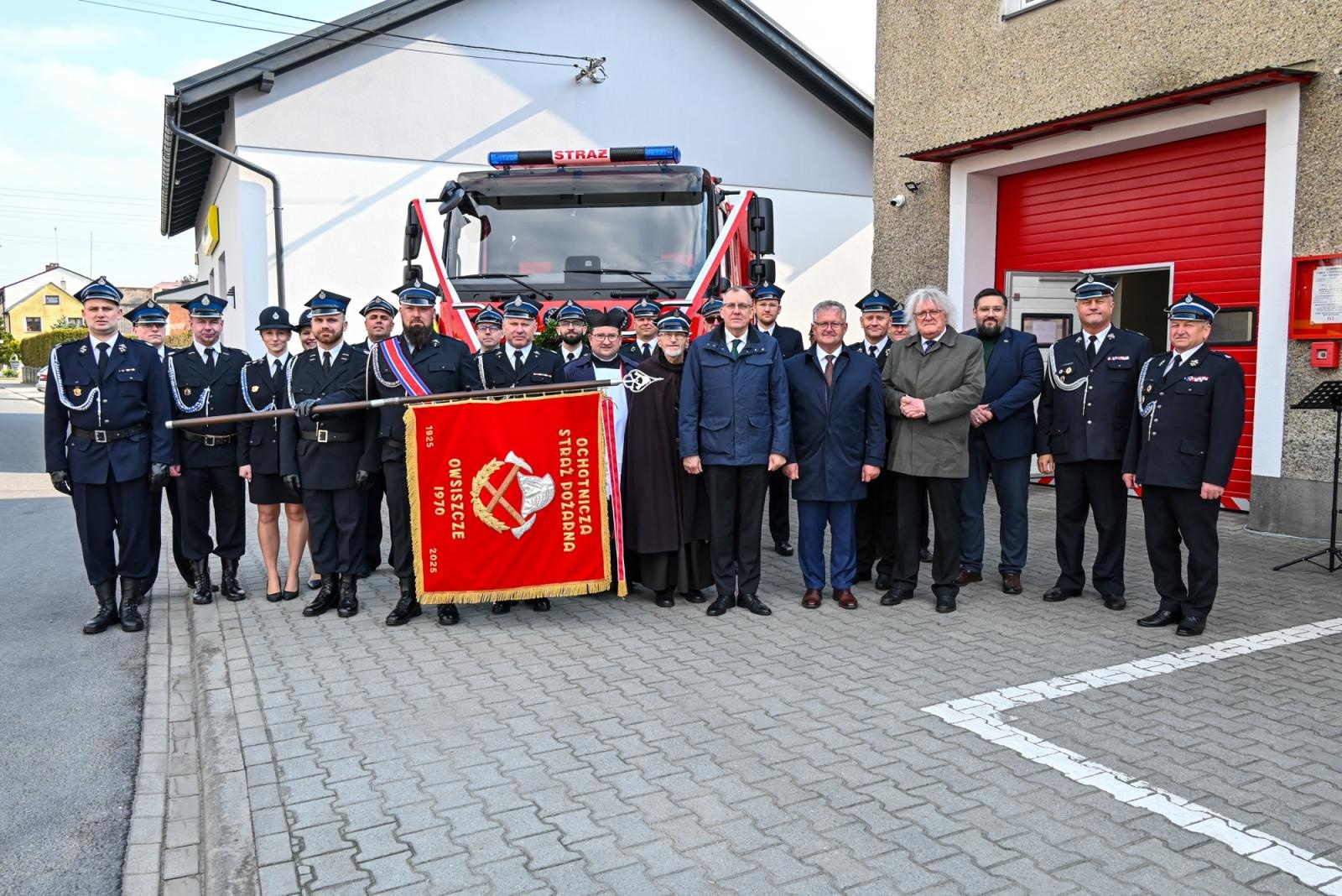 Zdjęcie w galerii na portalu naszraciborz.pl: Nowy mercedes dla OSP Owsiszcze. Uroczyste przekazanie kluczyków do nowego wozu wiadomości z regionu
