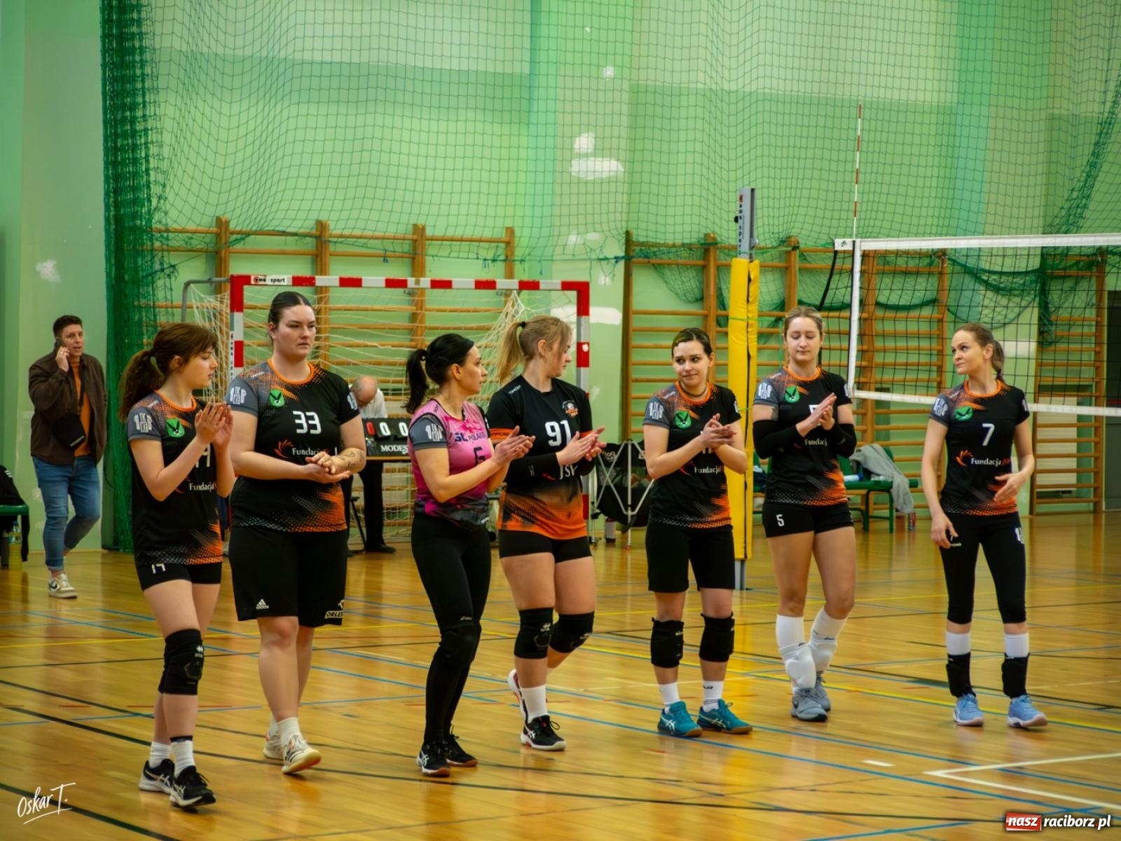Zdjęcie w galerii na portalu naszraciborz.pl: Puchar Ligi Kobiet. Mecze pełne emocji w hali przy ul. Łąkowej [FOTO] wiadomości z regionu