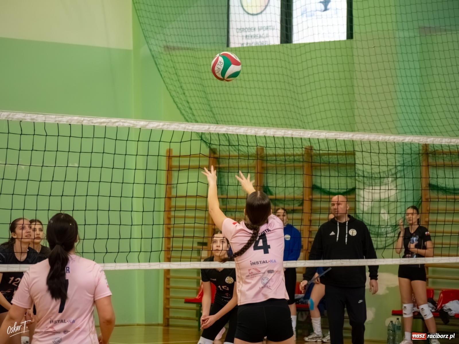 Zdjęcie w galerii na portalu naszraciborz.pl: Puchar Ligi Kobiet. Mecze pełne emocji w hali przy ul. Łąkowej [FOTO] wiadomości z regionu