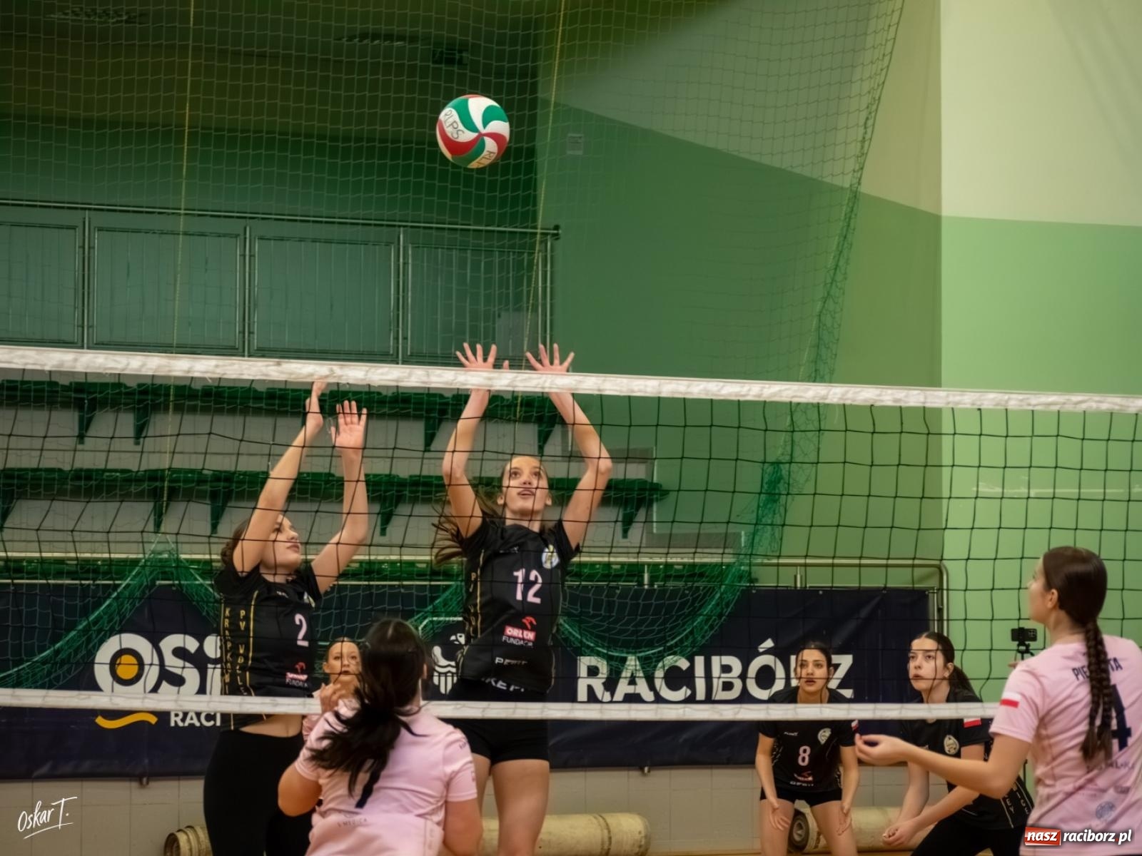Zdjęcie w galerii na portalu naszraciborz.pl: Puchar Ligi Kobiet. Mecze pełne emocji w hali przy ul. Łąkowej [FOTO] wiadomości z regionu