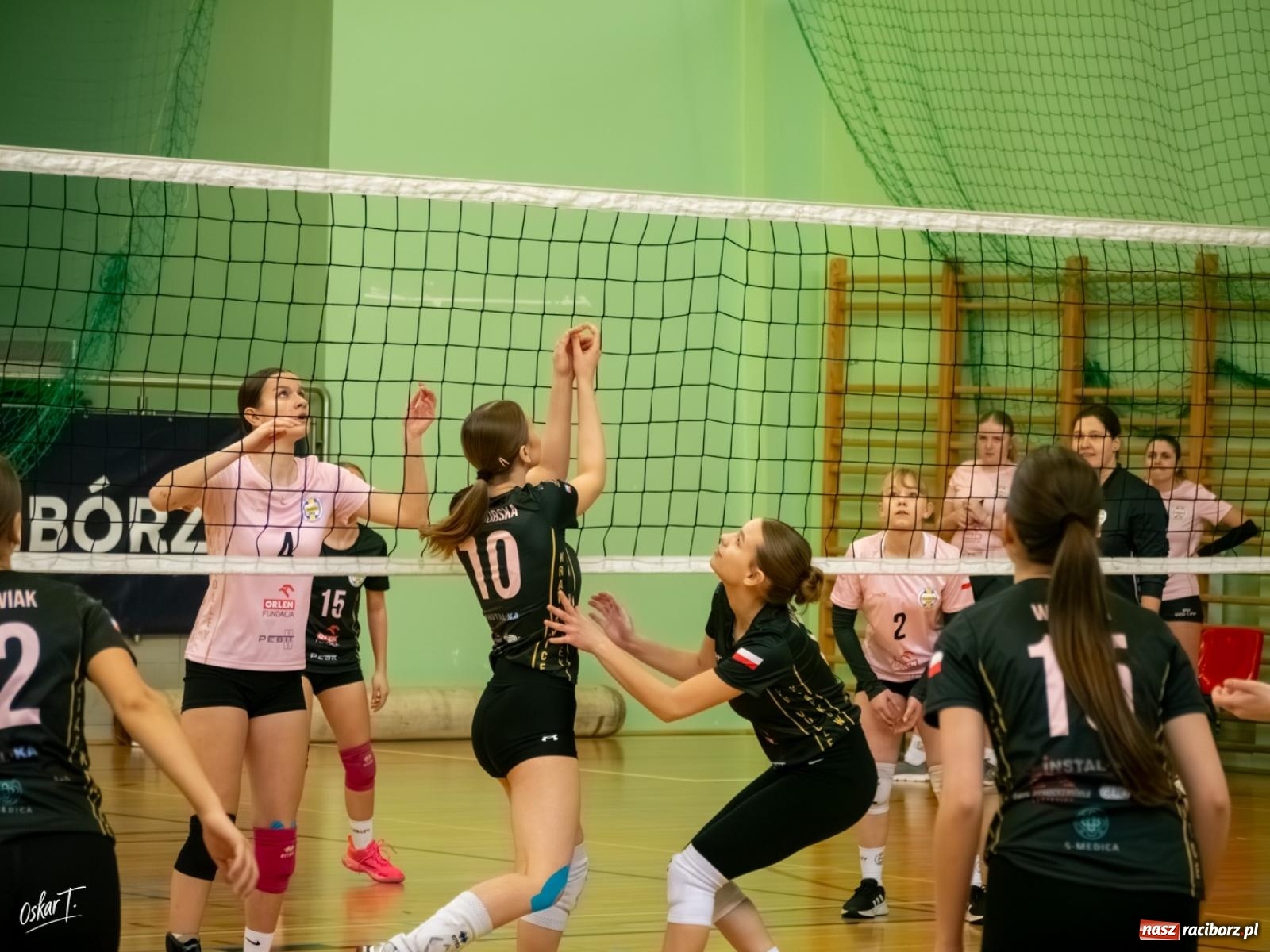 Zdjęcie w galerii na portalu naszraciborz.pl: Puchar Ligi Kobiet. Mecze pełne emocji w hali przy ul. Łąkowej [FOTO] wiadomości z regionu