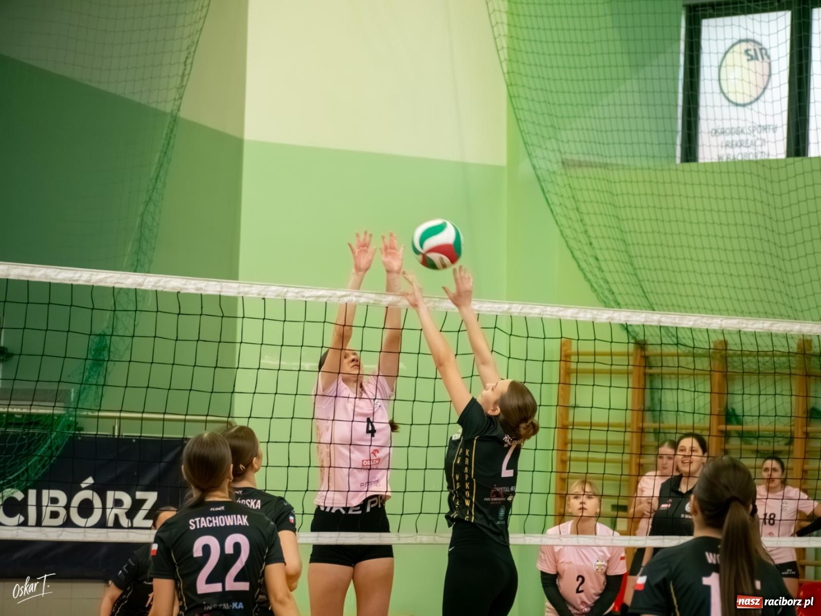 Zdjęcie w galerii na portalu naszraciborz.pl: Puchar Ligi Kobiet. Mecze pełne emocji w hali przy ul. Łąkowej [FOTO] wiadomości z regionu