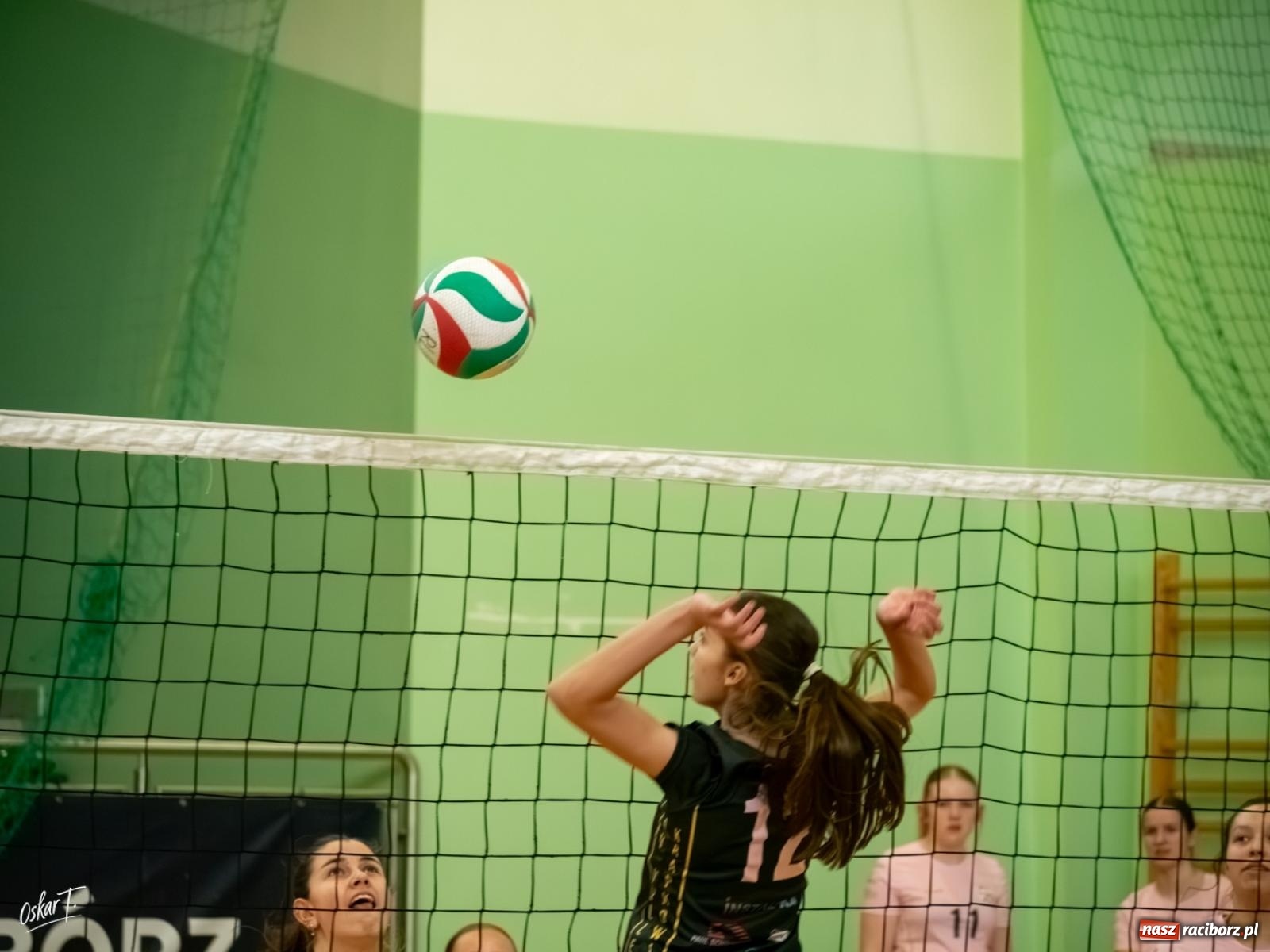 Zdjęcie w galerii na portalu naszraciborz.pl: Puchar Ligi Kobiet. Mecze pełne emocji w hali przy ul. Łąkowej [FOTO] wiadomości z regionu