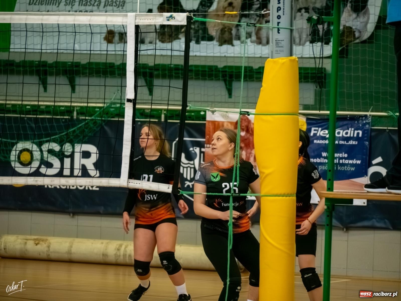 Zdjęcie w galerii na portalu naszraciborz.pl: Puchar Ligi Kobiet. Mecze pełne emocji w hali przy ul. Łąkowej [FOTO] wiadomości z regionu