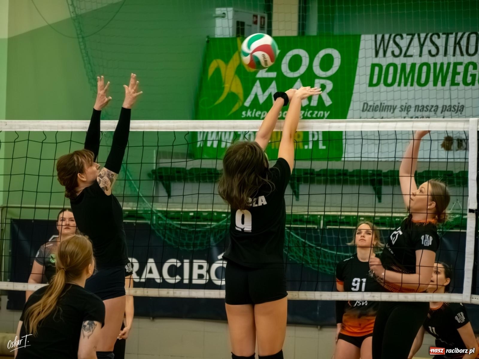 Zdjęcie w galerii na portalu naszraciborz.pl: Puchar Ligi Kobiet. Mecze pełne emocji w hali przy ul. Łąkowej [FOTO] wiadomości z regionu