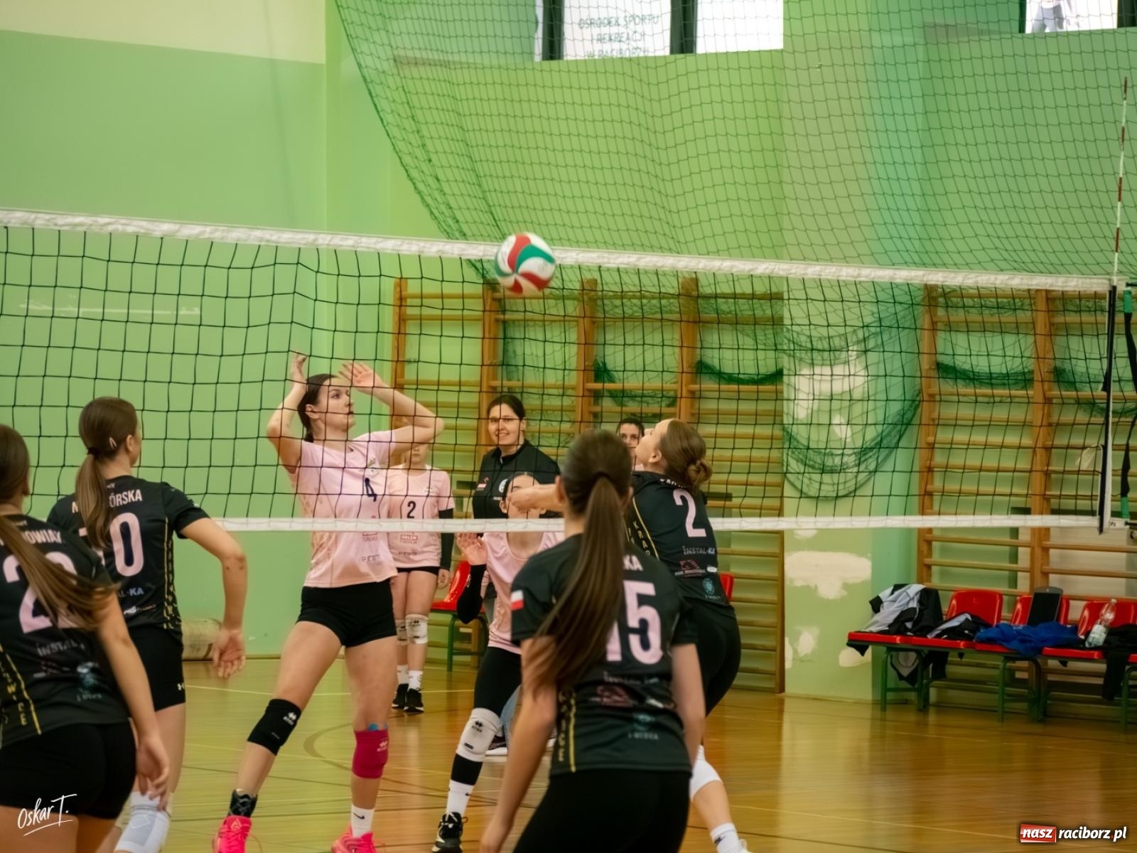 Zdjęcie w galerii na portalu naszraciborz.pl: Puchar Ligi Kobiet. Mecze pełne emocji w hali przy ul. Łąkowej [FOTO] wiadomości z regionu