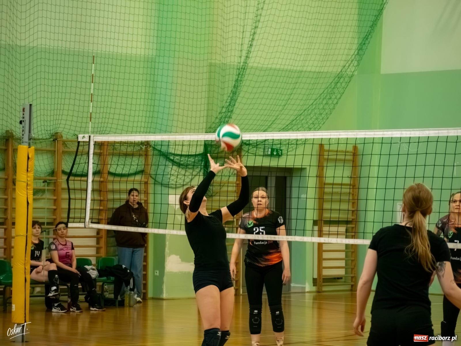 Zdjęcie w galerii na portalu naszraciborz.pl: Puchar Ligi Kobiet. Mecze pełne emocji w hali przy ul. Łąkowej [FOTO] wiadomości z regionu