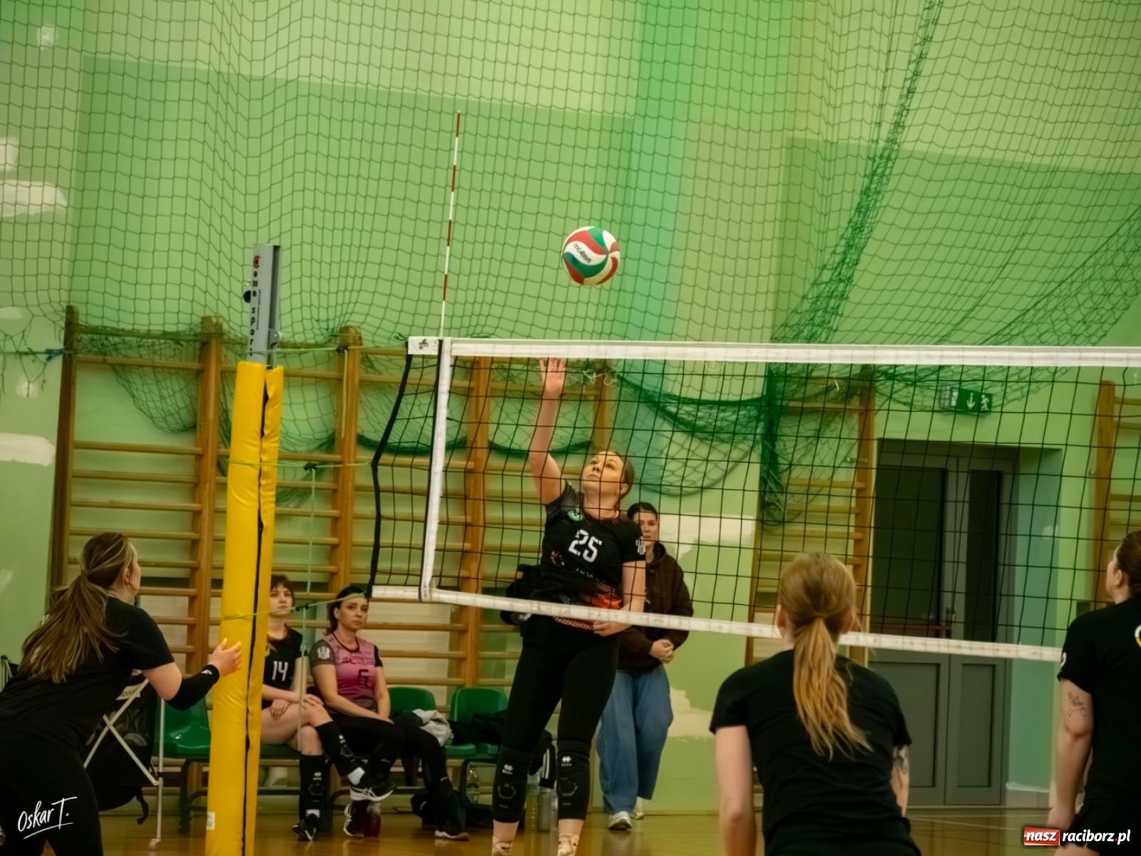 Zdjęcie w galerii na portalu naszraciborz.pl: Puchar Ligi Kobiet. Mecze pełne emocji w hali przy ul. Łąkowej [FOTO] wiadomości z regionu