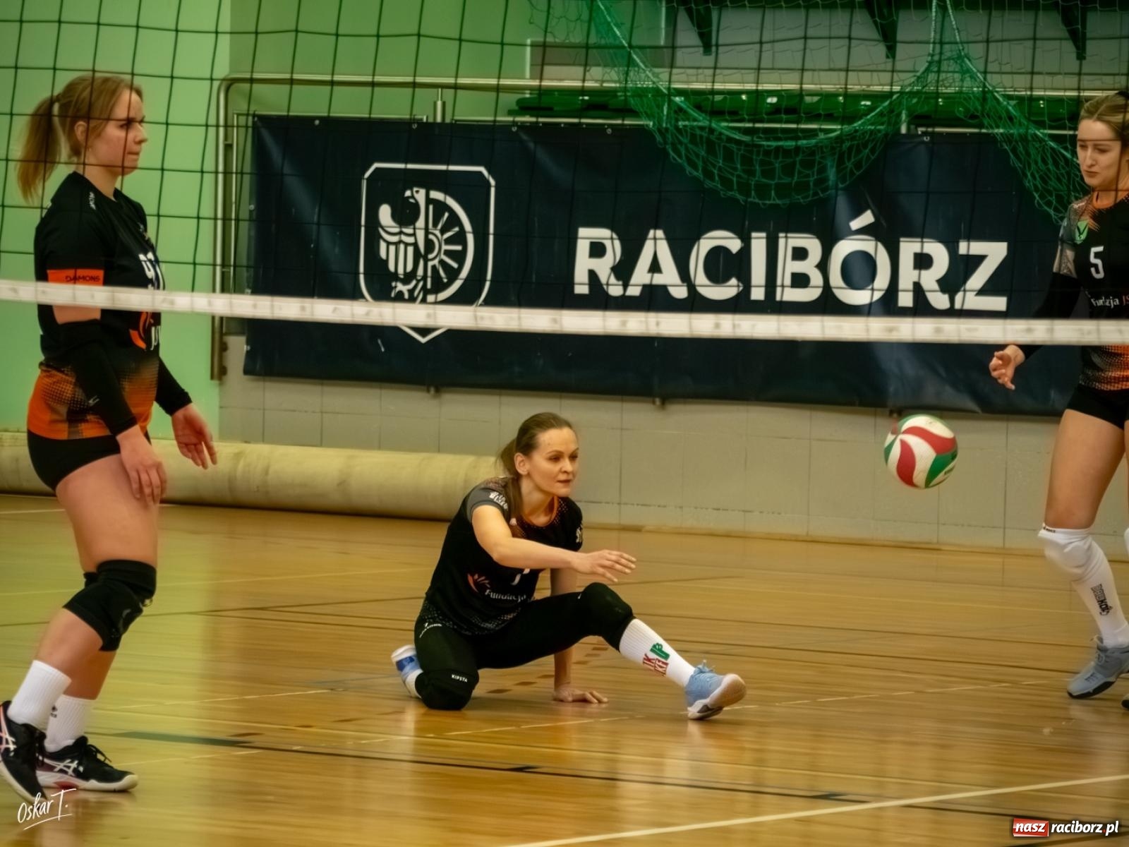 Zdjęcie w galerii na portalu naszraciborz.pl: Puchar Ligi Kobiet. Mecze pełne emocji w hali przy ul. Łąkowej [FOTO] wiadomości z regionu