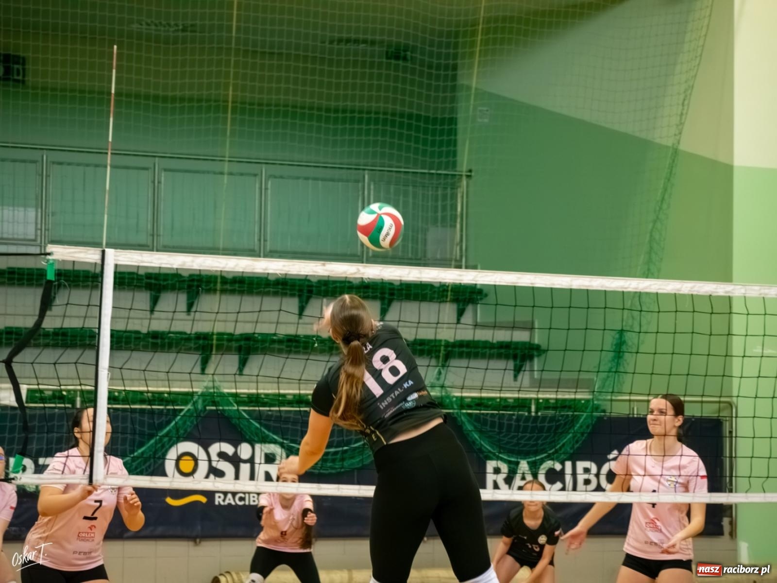 Zdjęcie w galerii na portalu naszraciborz.pl: Puchar Ligi Kobiet. Mecze pełne emocji w hali przy ul. Łąkowej [FOTO] wiadomości z regionu