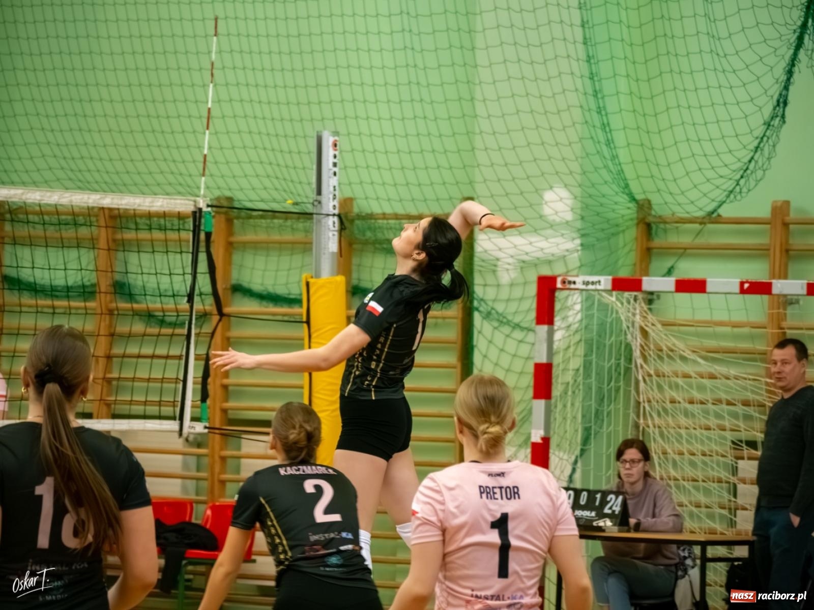 Zdjęcie w galerii na portalu naszraciborz.pl: Puchar Ligi Kobiet. Mecze pełne emocji w hali przy ul. Łąkowej [FOTO] wiadomości z regionu