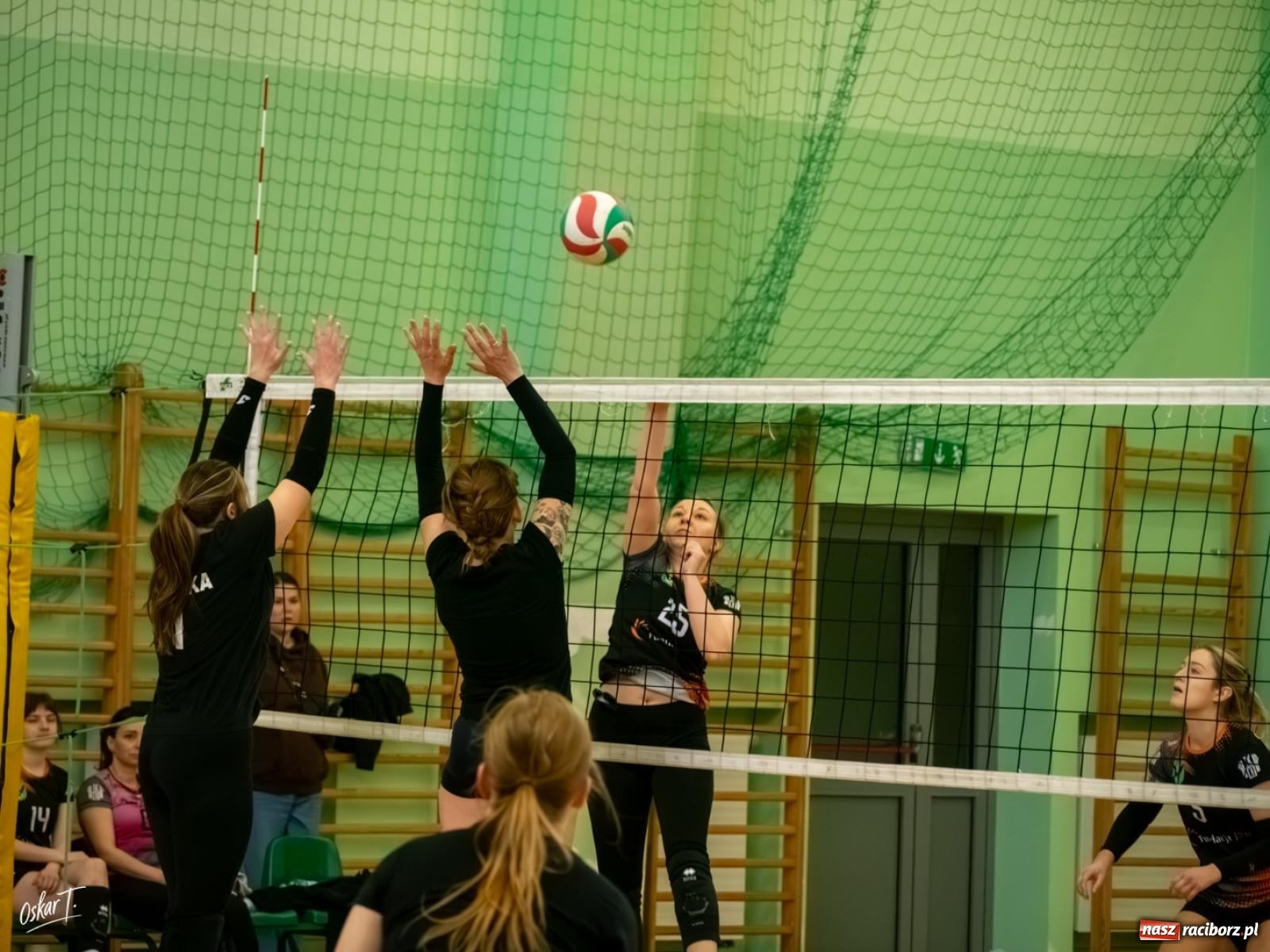 Zdjęcie w galerii na portalu naszraciborz.pl: Puchar Ligi Kobiet. Mecze pełne emocji w hali przy ul. Łąkowej [FOTO] wiadomości z regionu