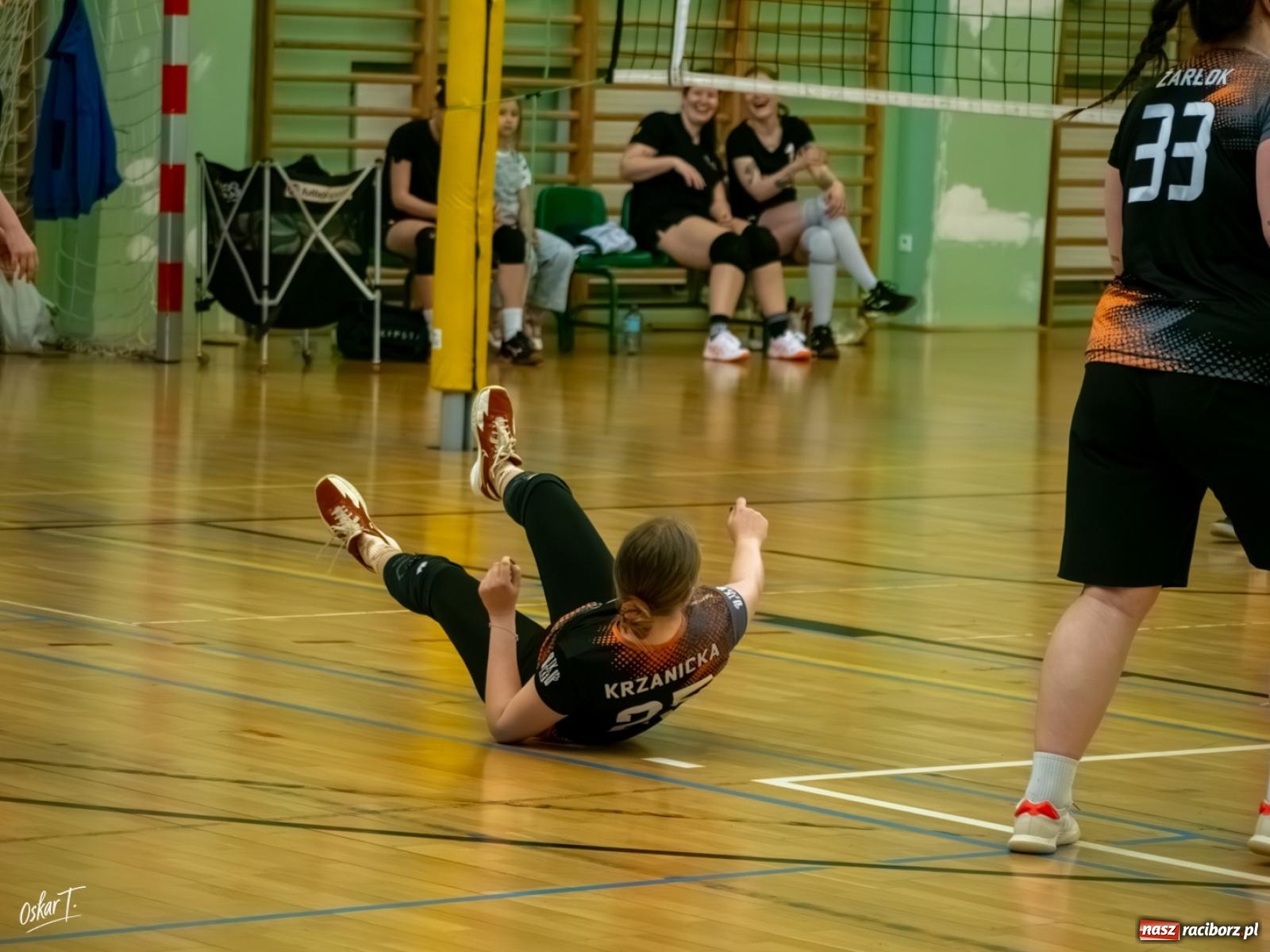 Zdjęcie w galerii na portalu naszraciborz.pl: Puchar Ligi Kobiet. Mecze pełne emocji w hali przy ul. Łąkowej [FOTO] wiadomości z regionu