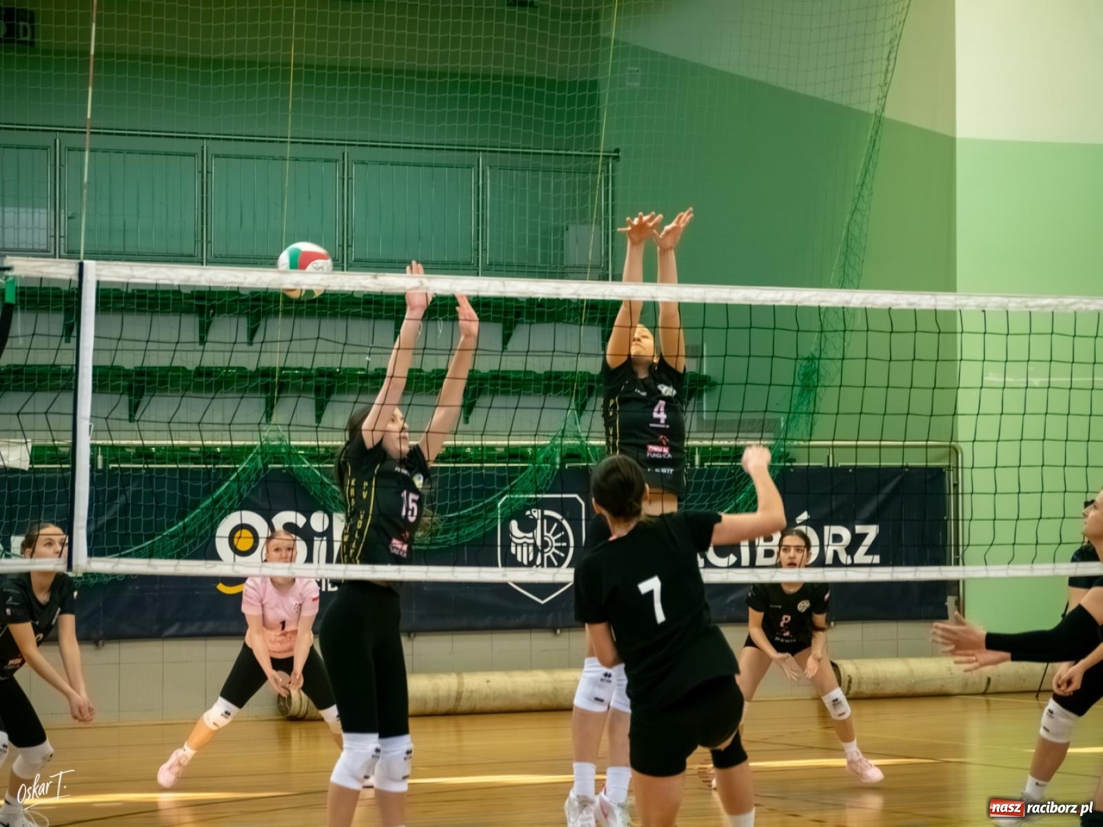Zdjęcie w galerii na portalu naszraciborz.pl: Puchar Ligi Kobiet. Mecze pełne emocji w hali przy ul. Łąkowej [FOTO] wiadomości z regionu