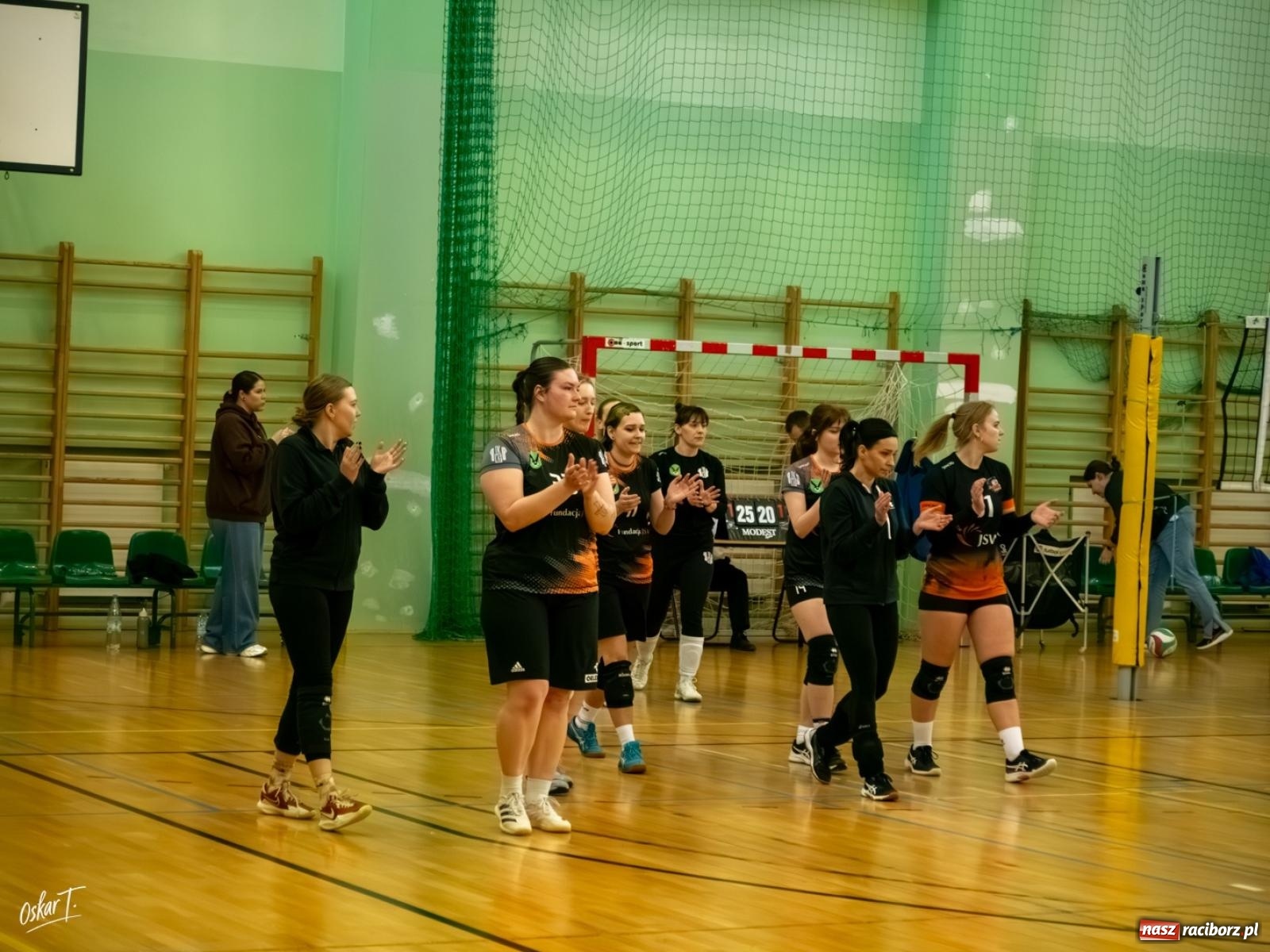 Zdjęcie w galerii na portalu naszraciborz.pl: Puchar Ligi Kobiet. Mecze pełne emocji w hali przy ul. Łąkowej [FOTO] wiadomości z regionu