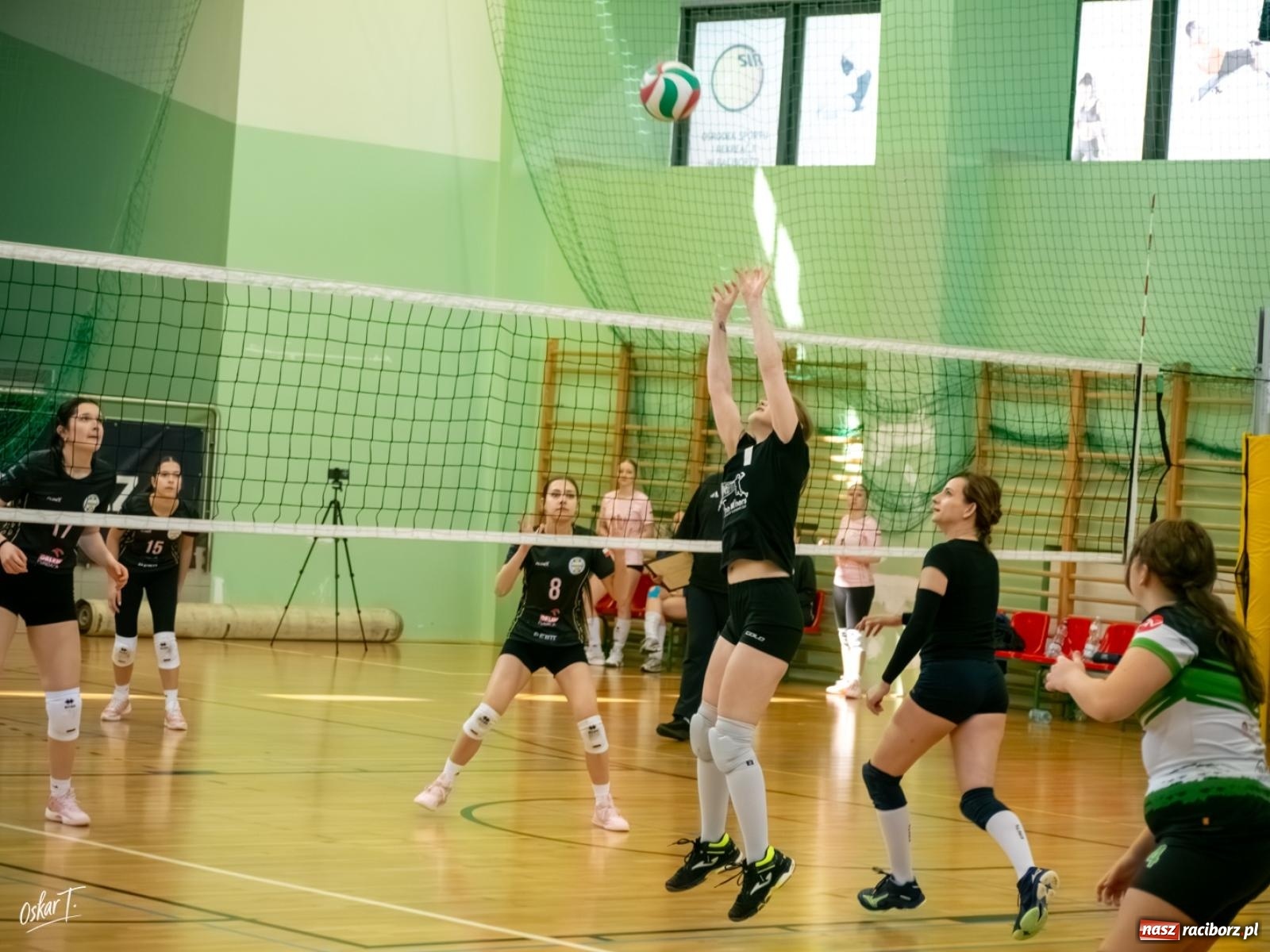 Zdjęcie w galerii na portalu naszraciborz.pl: Puchar Ligi Kobiet. Mecze pełne emocji w hali przy ul. Łąkowej [FOTO] wiadomości z regionu