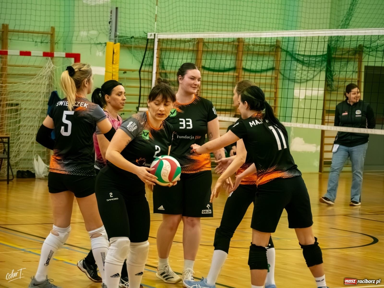 Zdjęcie w galerii na portalu naszraciborz.pl: Puchar Ligi Kobiet. Mecze pełne emocji w hali przy ul. Łąkowej [FOTO] wiadomości z regionu
