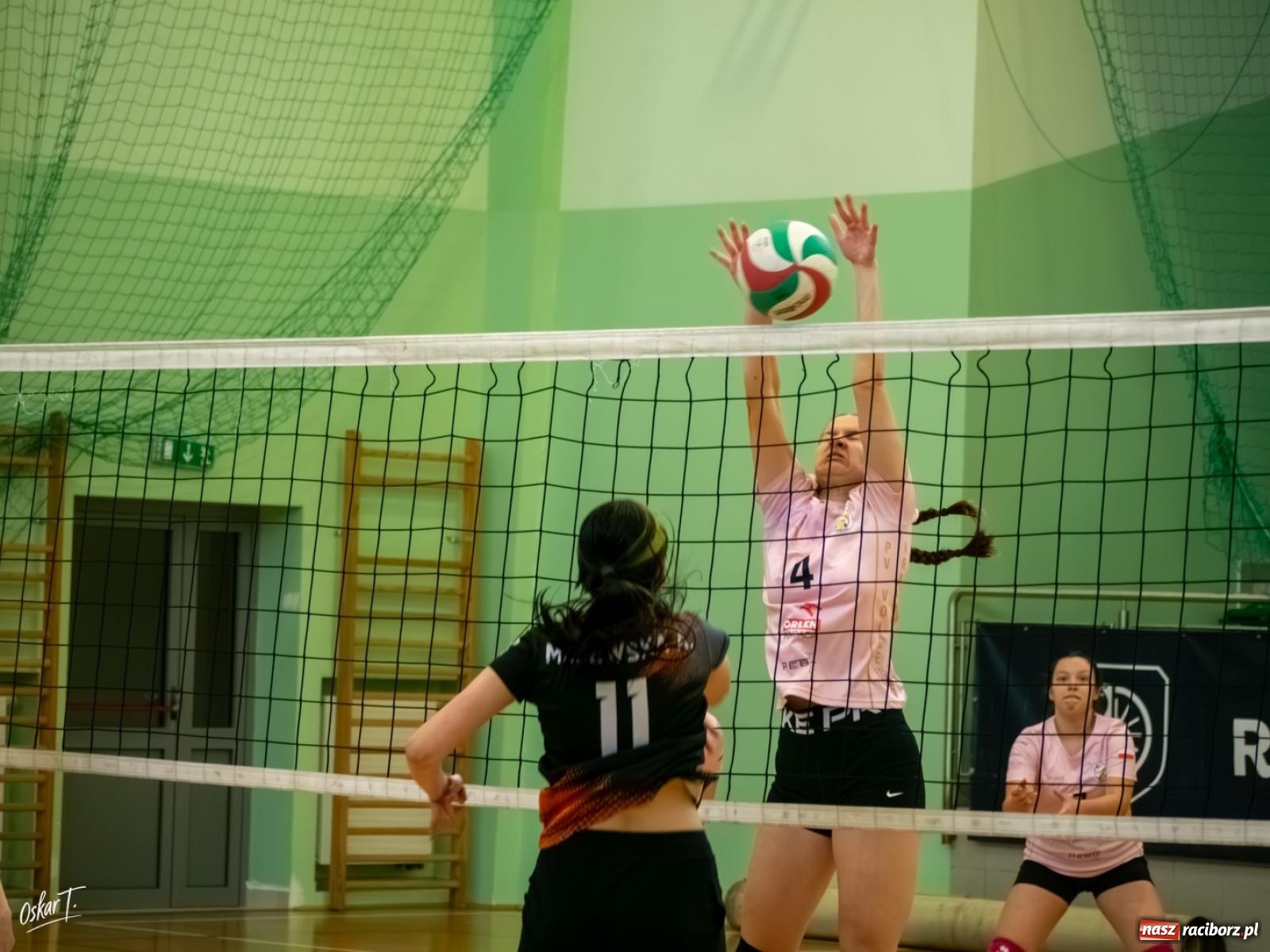 Zdjęcie w galerii na portalu naszraciborz.pl: Puchar Ligi Kobiet. Mecze pełne emocji w hali przy ul. Łąkowej [FOTO] wiadomości z regionu