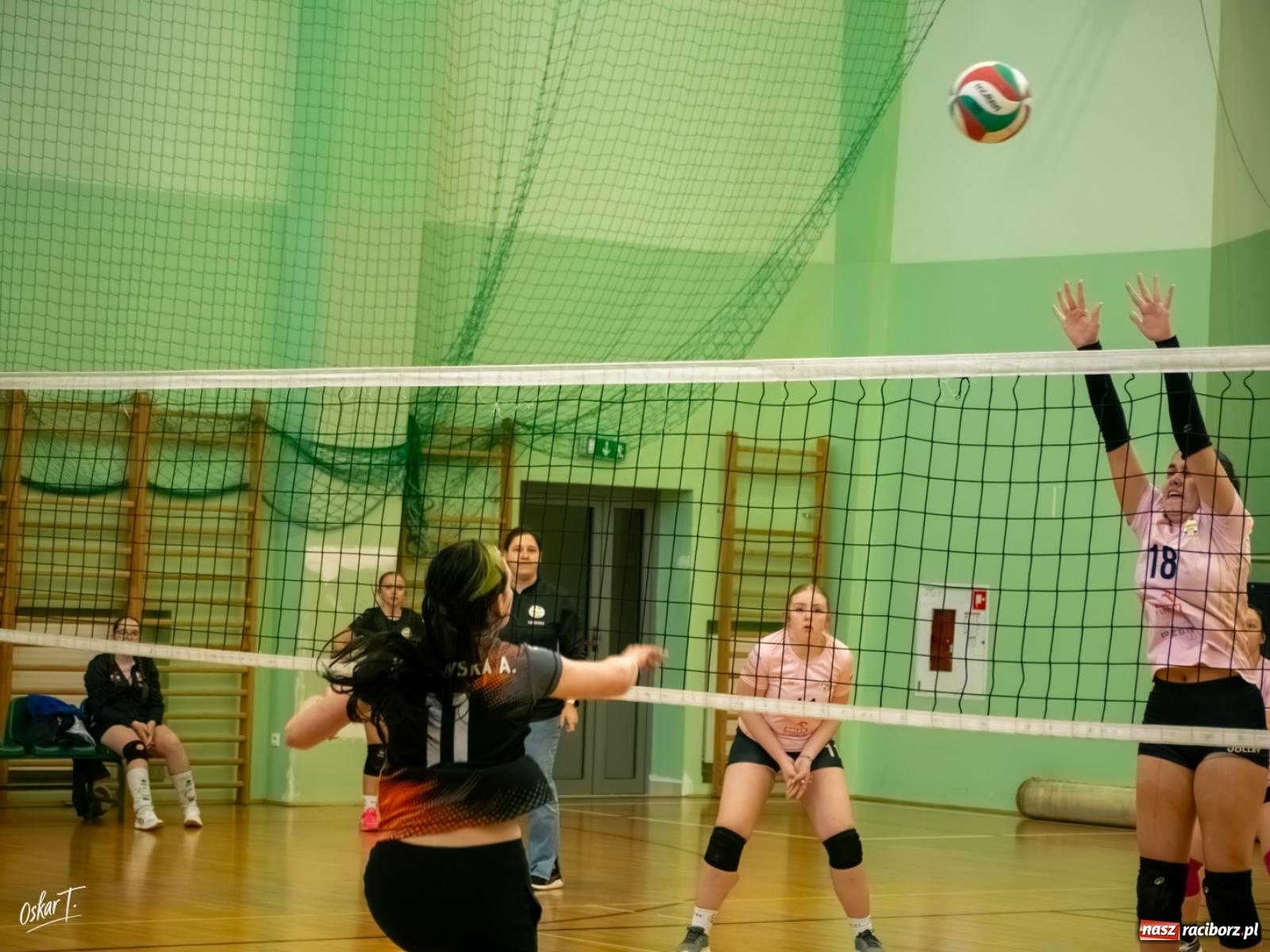 Zdjęcie w galerii na portalu naszraciborz.pl: Puchar Ligi Kobiet. Mecze pełne emocji w hali przy ul. Łąkowej [FOTO] wiadomości z regionu