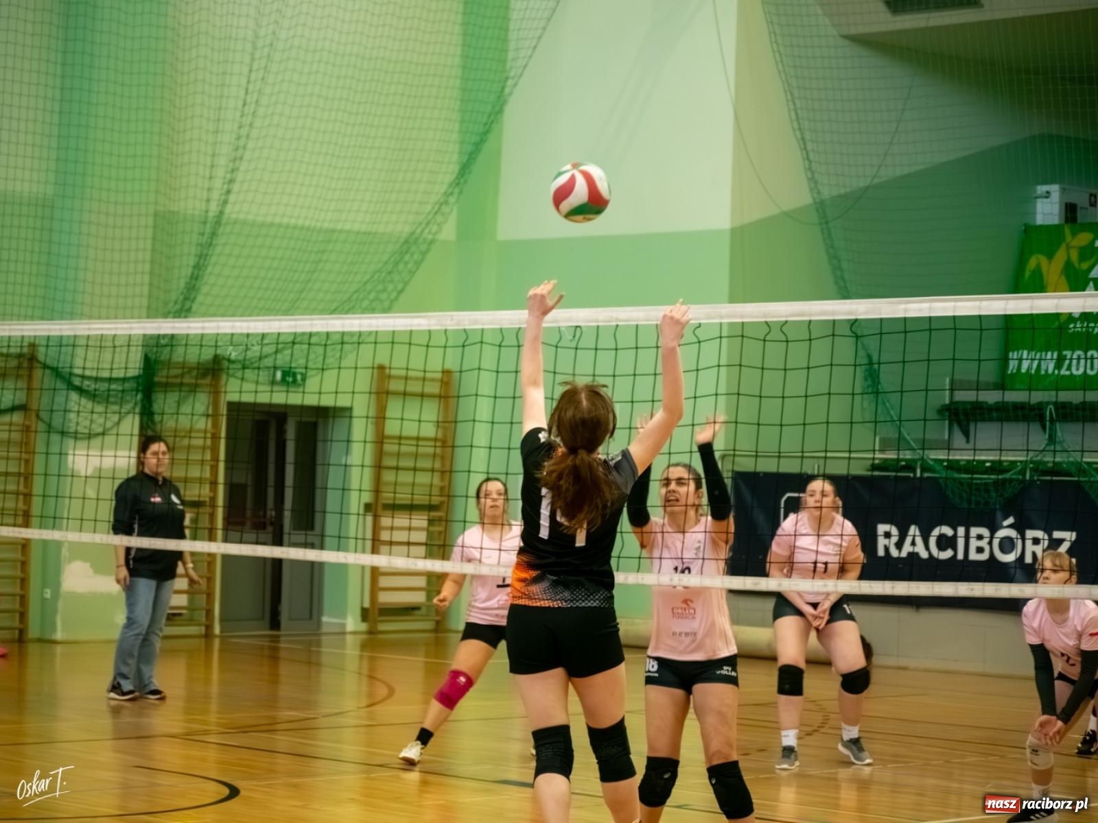 Zdjęcie w galerii na portalu naszraciborz.pl: Puchar Ligi Kobiet. Mecze pełne emocji w hali przy ul. Łąkowej [FOTO] wiadomości z regionu