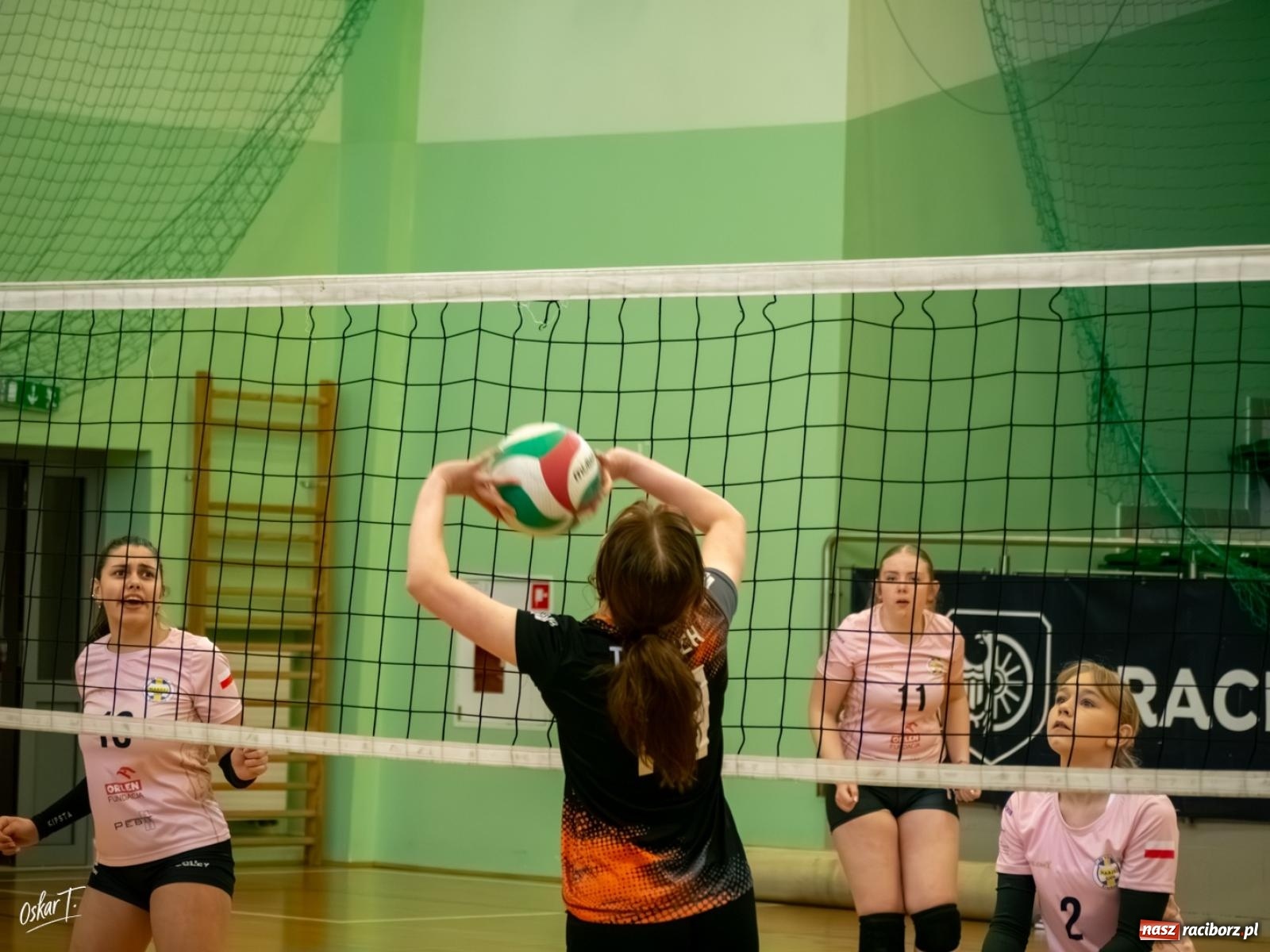 Zdjęcie w galerii na portalu naszraciborz.pl: Puchar Ligi Kobiet. Mecze pełne emocji w hali przy ul. Łąkowej [FOTO] wiadomości z regionu