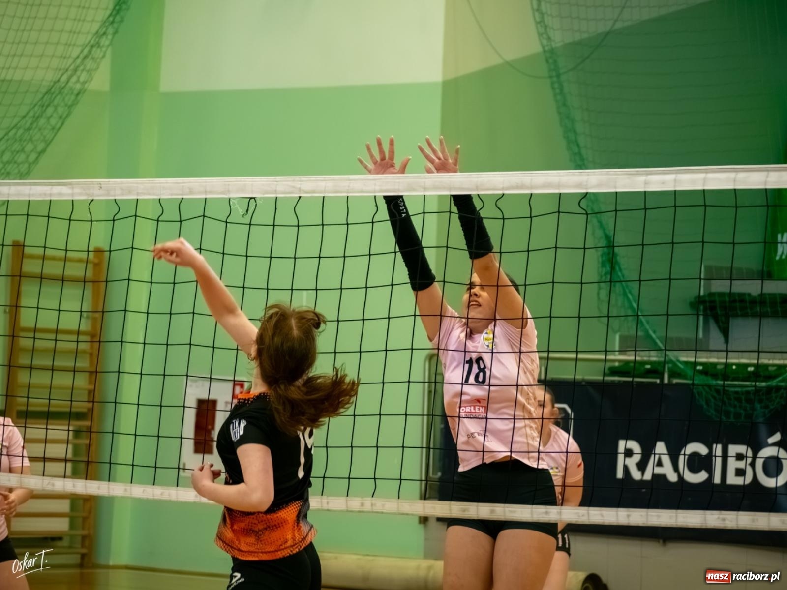 Zdjęcie w galerii na portalu naszraciborz.pl: Puchar Ligi Kobiet. Mecze pełne emocji w hali przy ul. Łąkowej [FOTO] wiadomości z regionu
