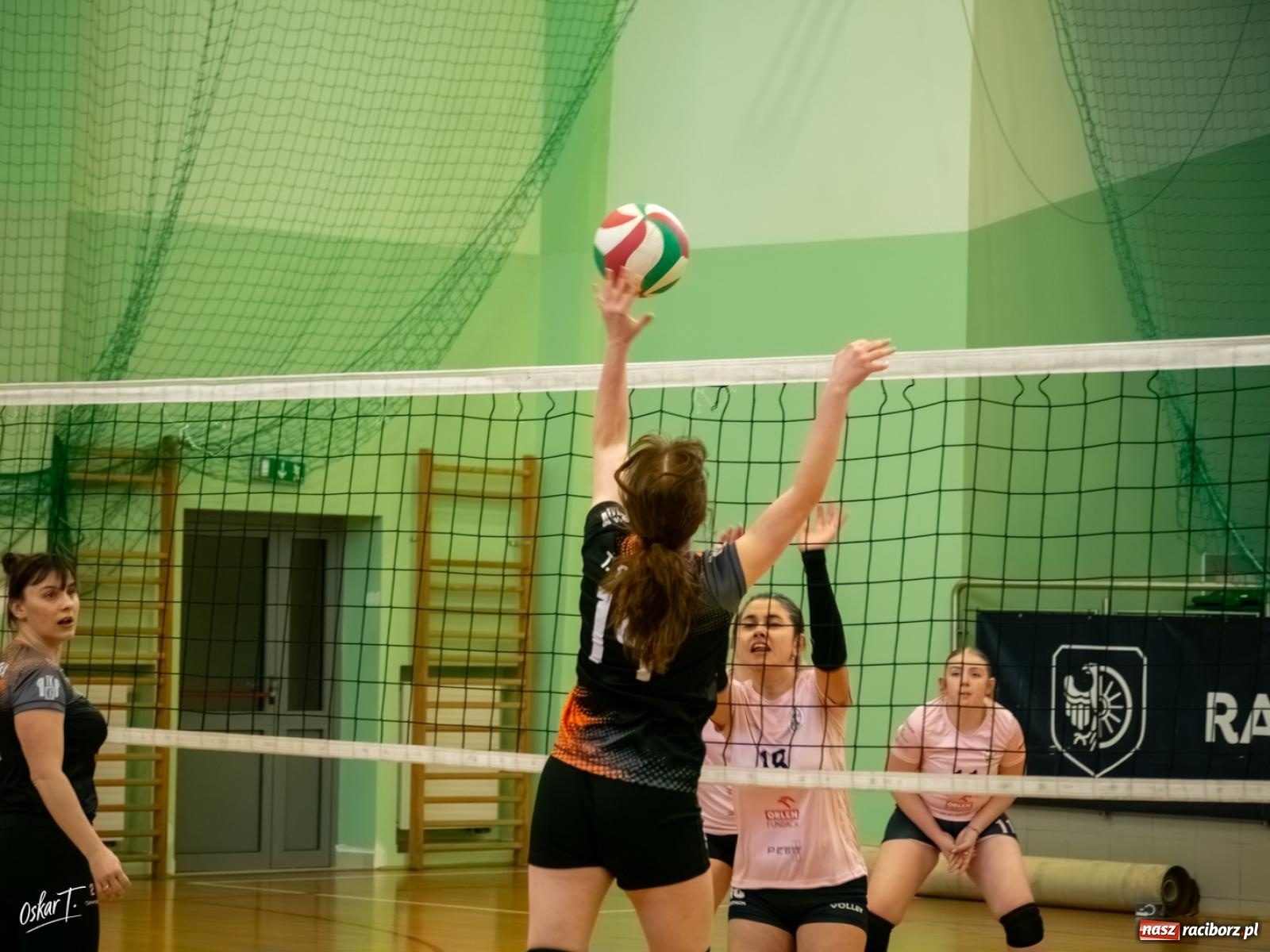 Zdjęcie w galerii na portalu naszraciborz.pl: Puchar Ligi Kobiet. Mecze pełne emocji w hali przy ul. Łąkowej [FOTO] wiadomości z regionu