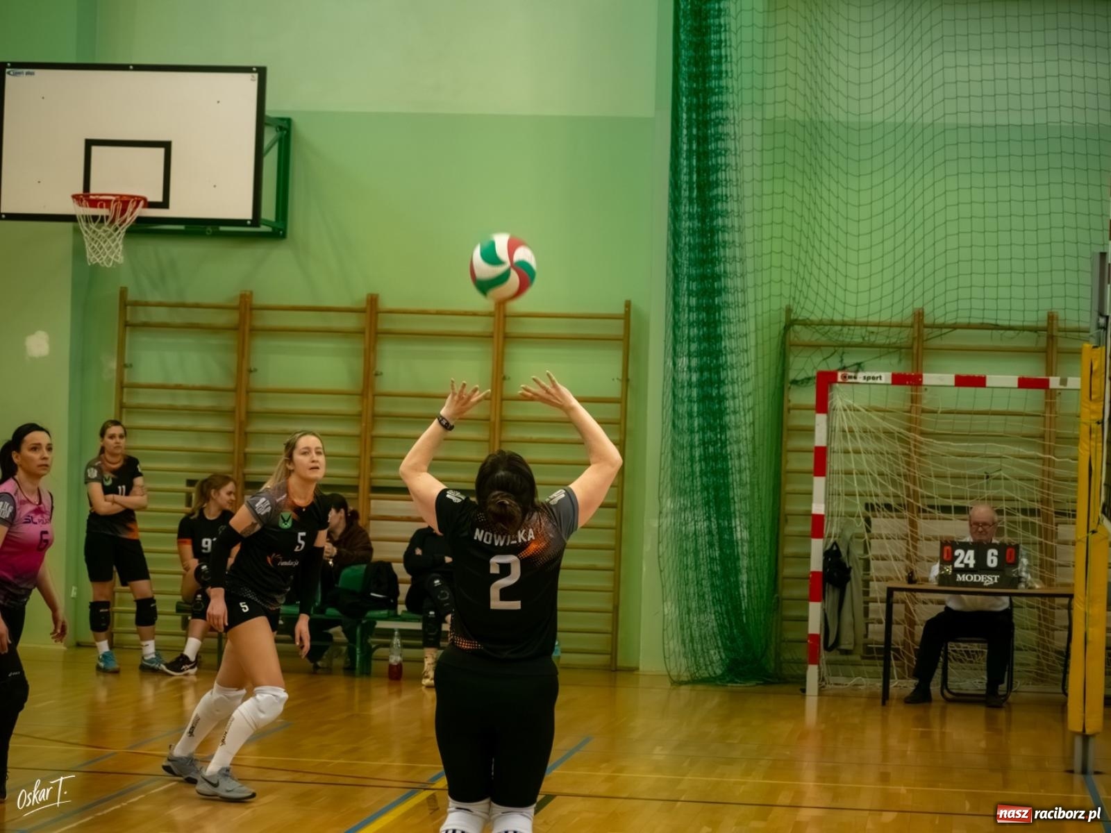 Zdjęcie w galerii na portalu naszraciborz.pl: Puchar Ligi Kobiet. Mecze pełne emocji w hali przy ul. Łąkowej [FOTO] wiadomości z regionu