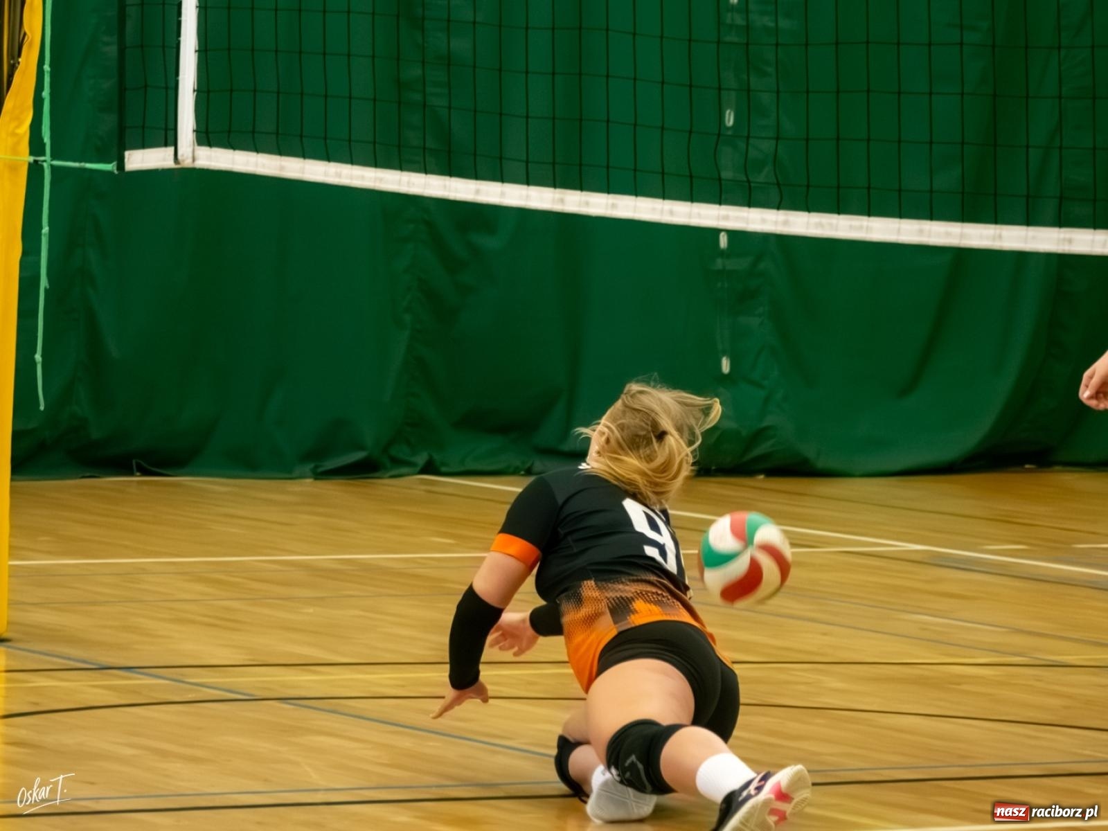 Zdjęcie w galerii na portalu naszraciborz.pl: Puchar Ligi Kobiet. Mecze pełne emocji w hali przy ul. Łąkowej [FOTO] wiadomości z regionu